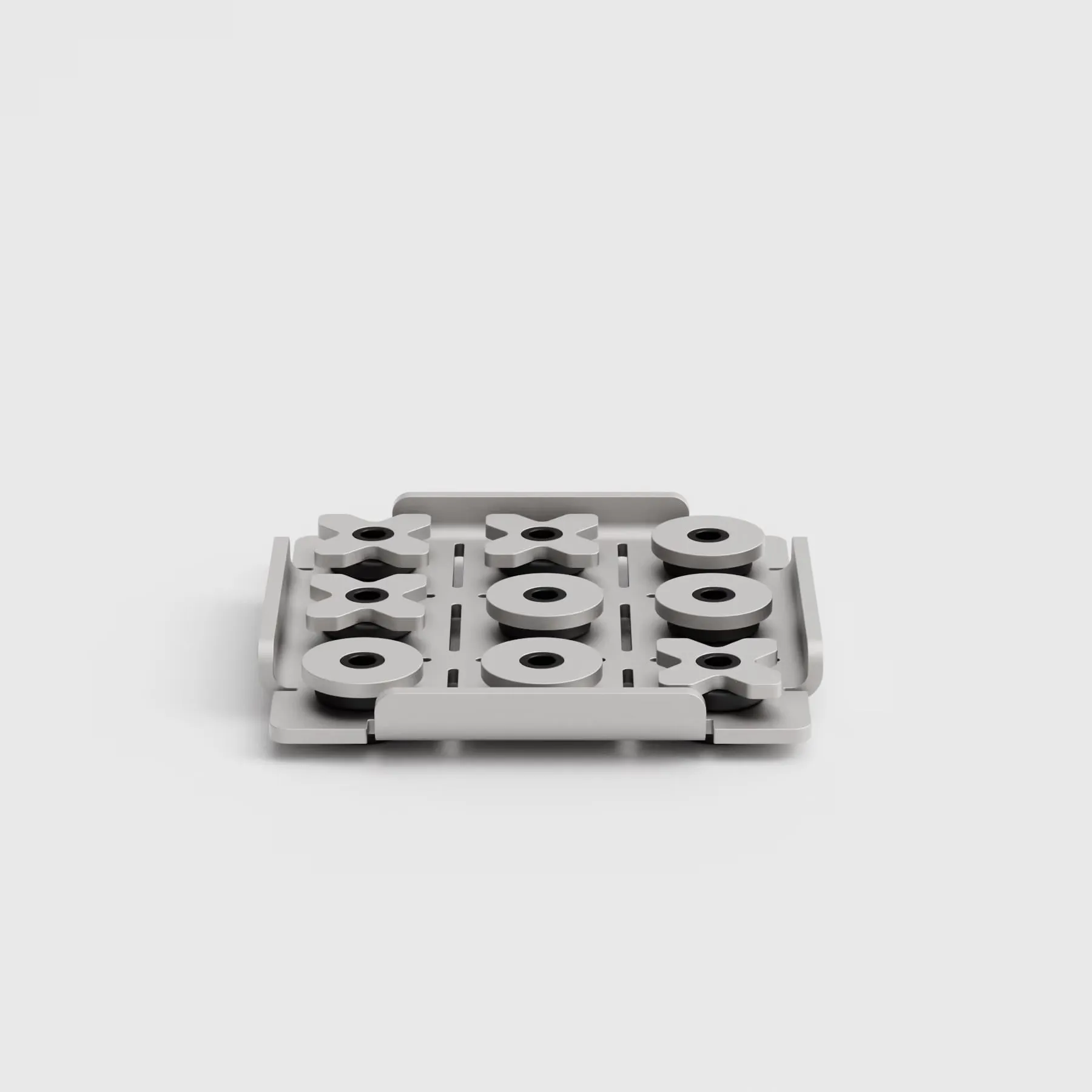 Tablero de tres en raya visto de frente, con cruces y círculos de aluminio gris colocados sobre las ranuras