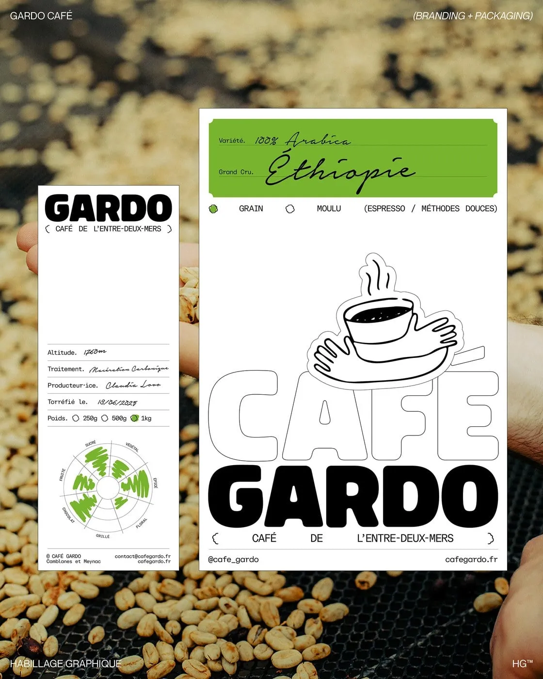 Dos etiquetas de Café Gardo, una estrecha y otra grande, sobre una foto de granos de café verdes secándose