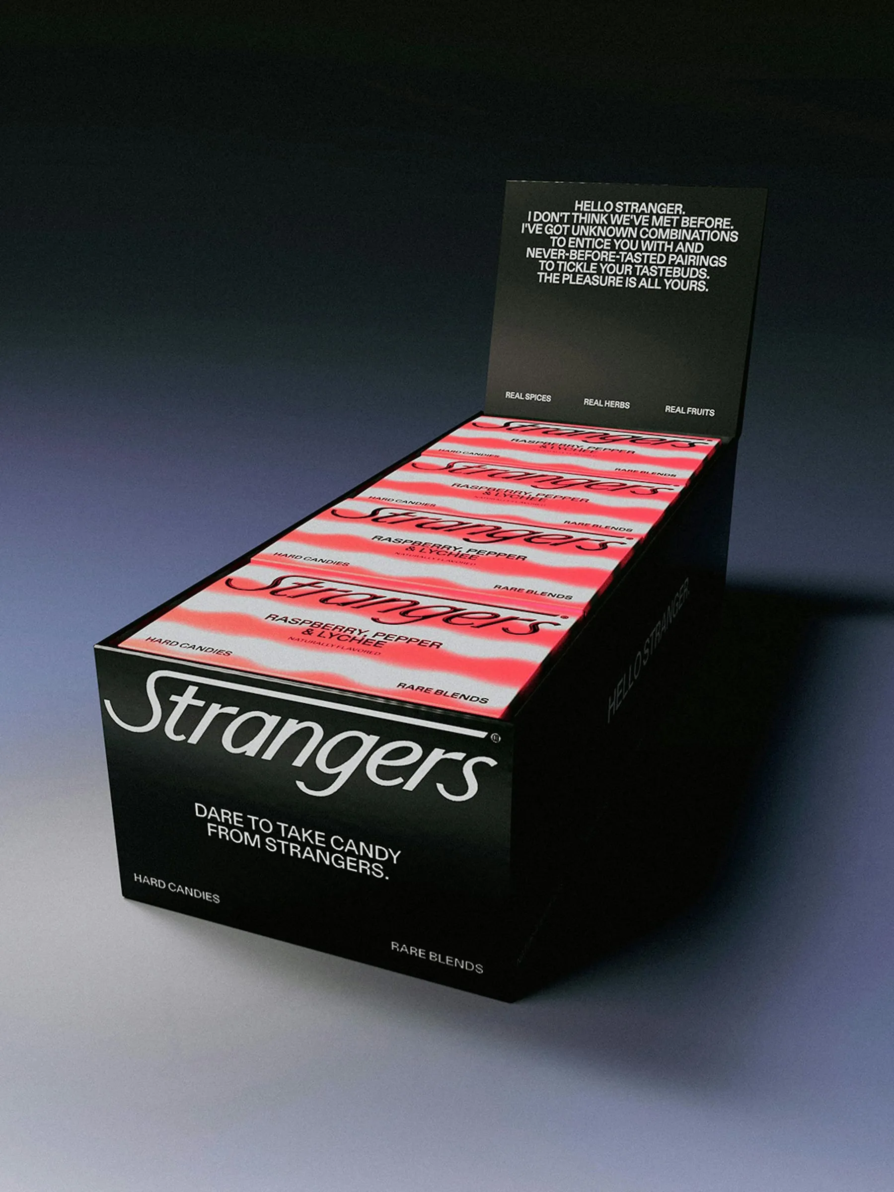Expositor negro de Strangers lleno de cajas rojas y rosas, con el logotipo en letras blancas y el saludo en el panel trasero
