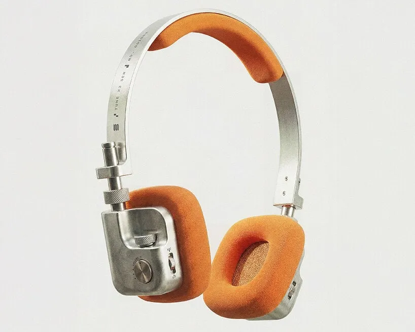 Los Tune X3 vistos en conjunto: diadema de aluminio cepillado, dos auriculares con almohadillas de tela naranja y una pieza cilíndrica que une cada uno a la diadema