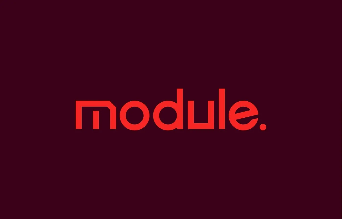 Logotipo rojo de Module sobre un fondo burdeos muy oscuro
