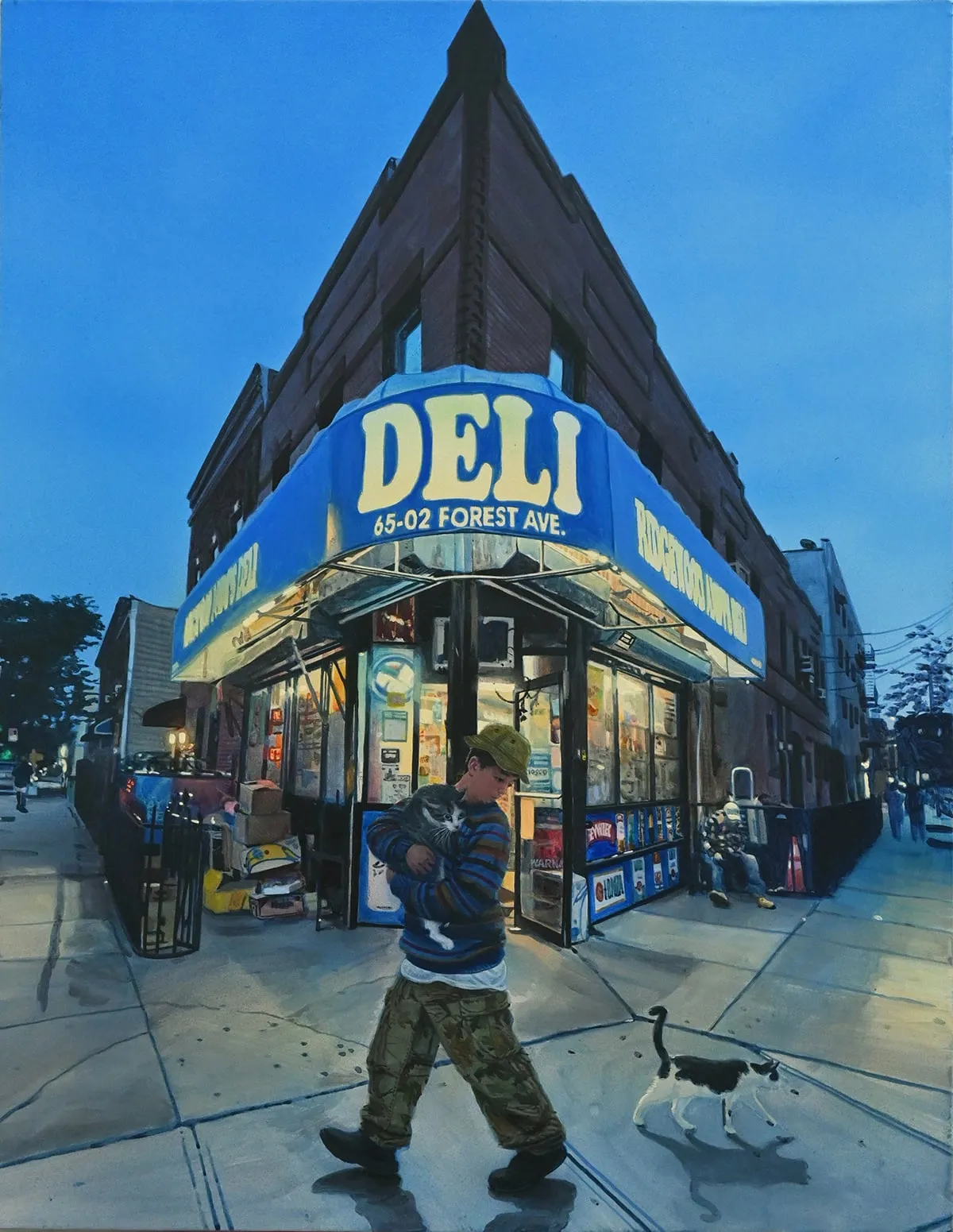 Esquina de Brooklyn al anochecer: un chico con gorra y jersey de rayas camina con un gato en brazos delante de una tienda con toldo azul que pone «Deli»