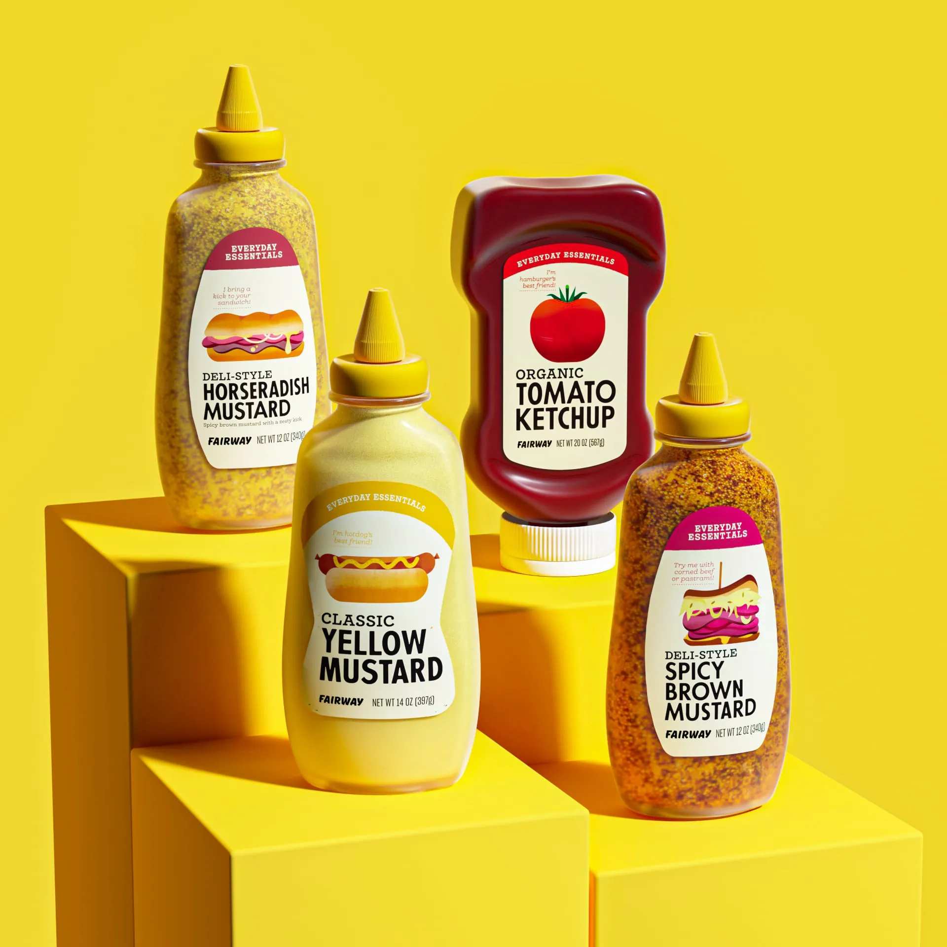Botellas de ketchup y mostaza de Fairway Everyday Essentials sobre fondo amarillo, con ilustraciones de bocadillos y perritos calientes