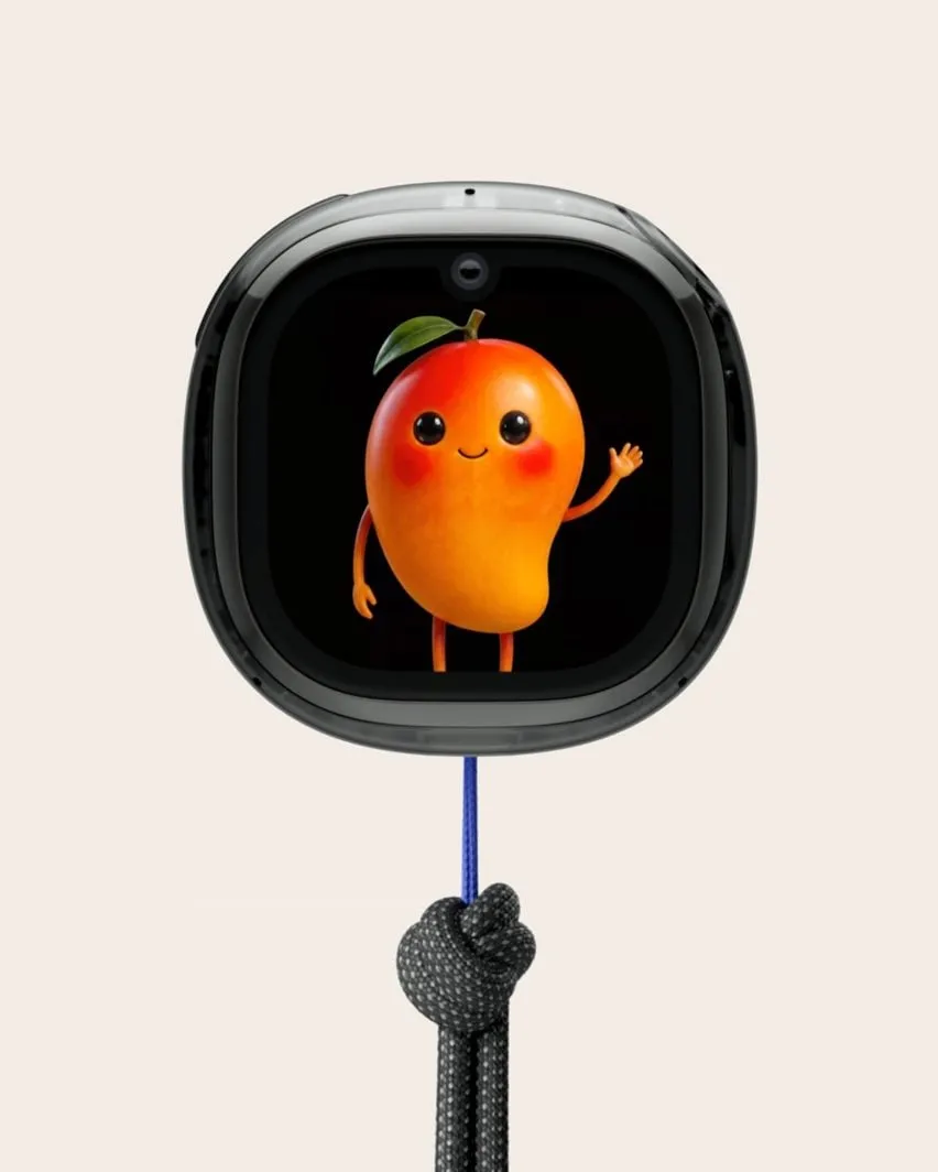 El personaje mango del Muse Charm de Meta, mostrado en la pantalla del dispositivo sujeto con un cordón azul