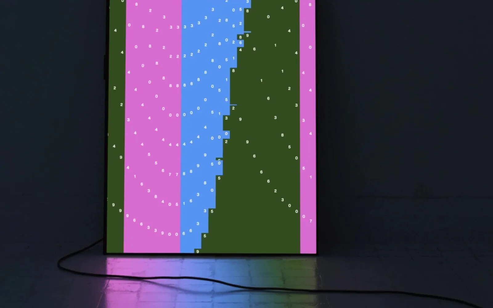 Pantalla vertical con bandas rosa, azul y verde oscuro y cifras blancas dispuestas en arcos