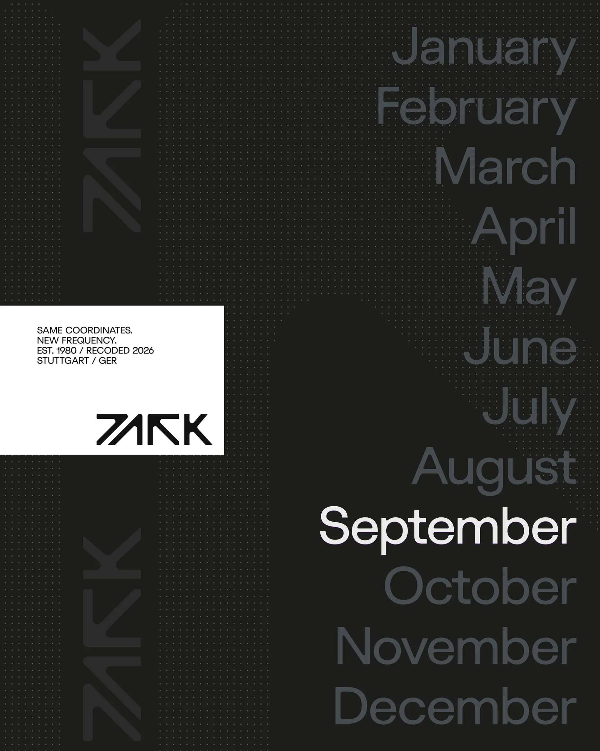 Calendario en gris oscuro con los meses del año y una ficha blanca con el logotipo de PARK y el lema Same coordinates, new frequency