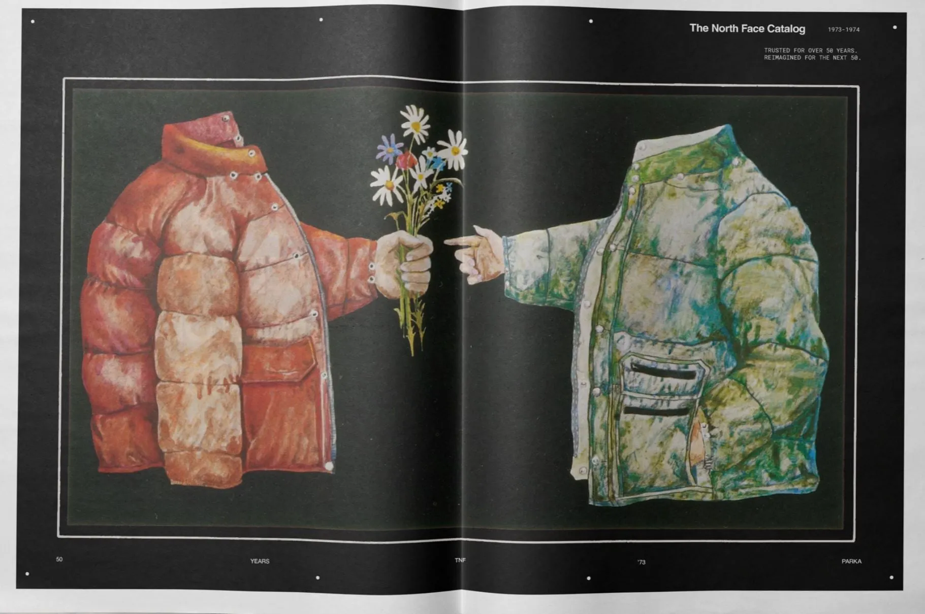 Doble página del fanzine con fondo negro y la ilustración de dos parkas sin cuerpo, una roja y otra verde, que se tienden la mano con un ramo de flores, bajo el título «The North Face Catalog 1973-1974»