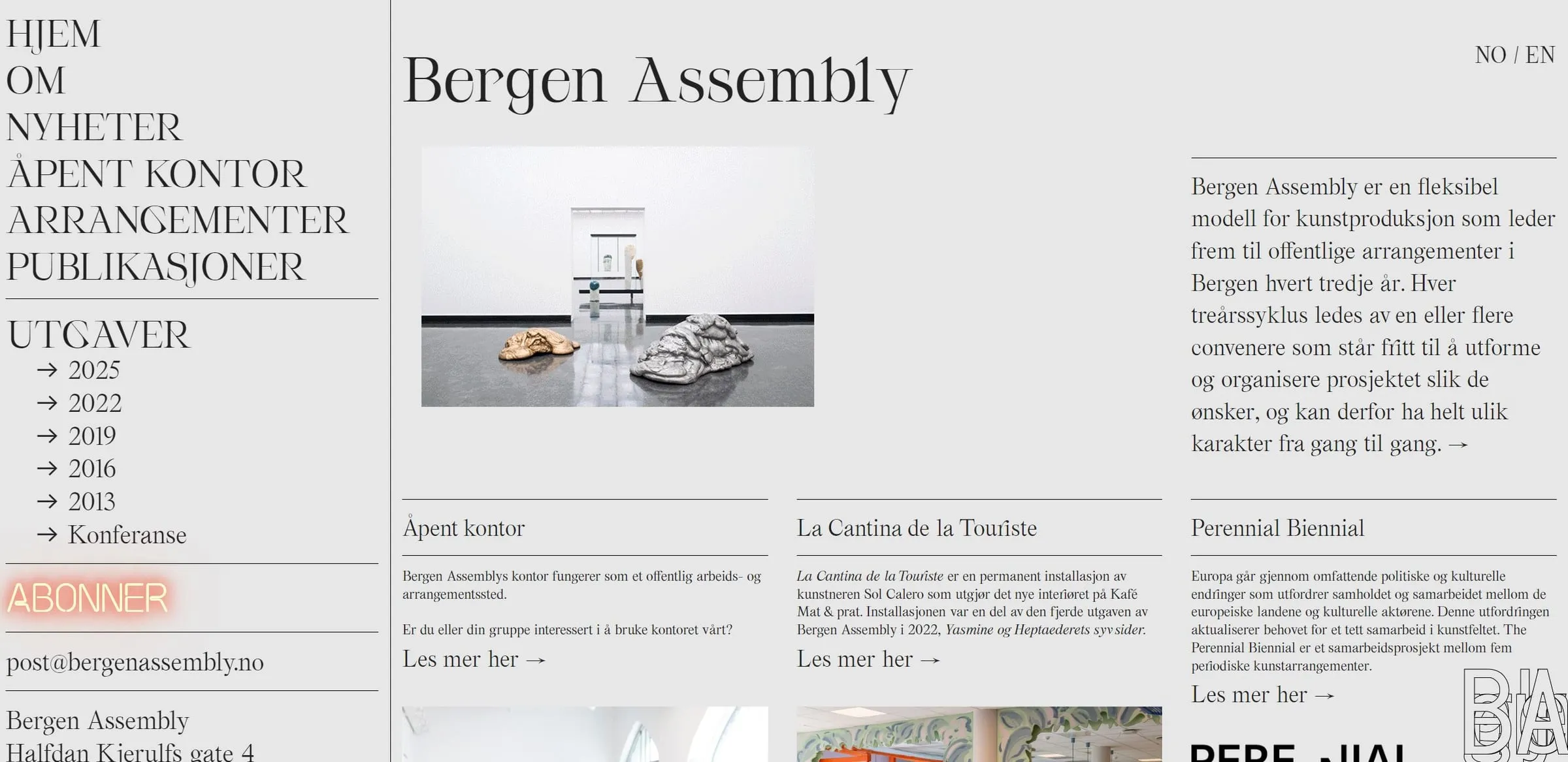 Web de Bergen Assembly con un menú en letras grandes de estilo clásico en la columna izquierda y bloques de texto e imágenes de obras de arte a la derecha