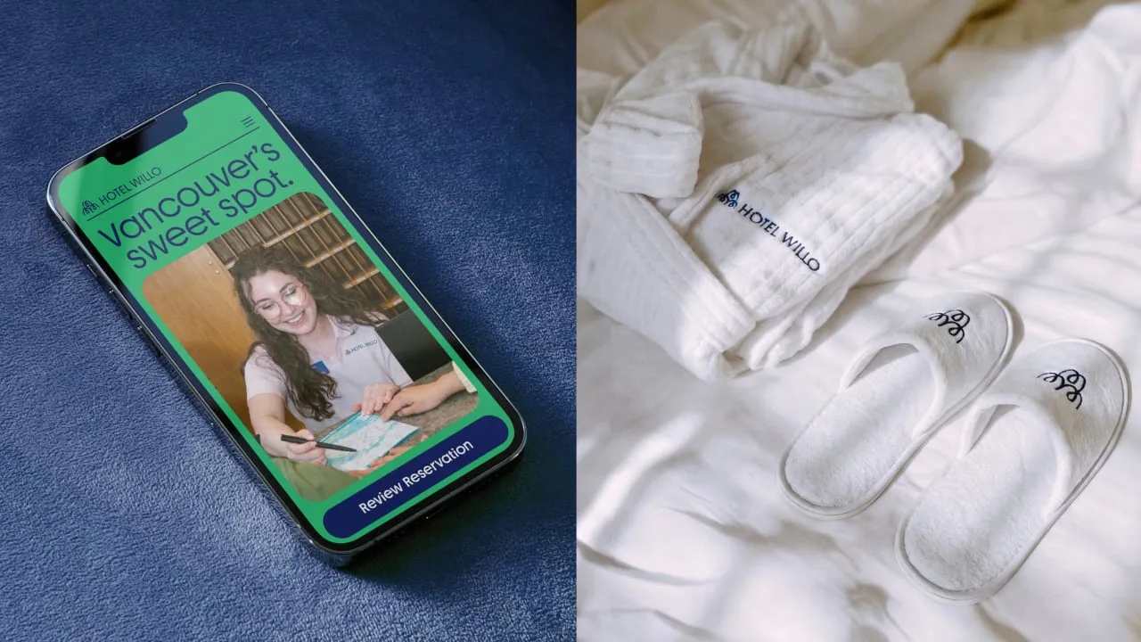 Pantalla de móvil con la reserva de Hotel Willo junto a un albornoz y unas zapatillas blancas bordadas con el logotipo, sobre la cama