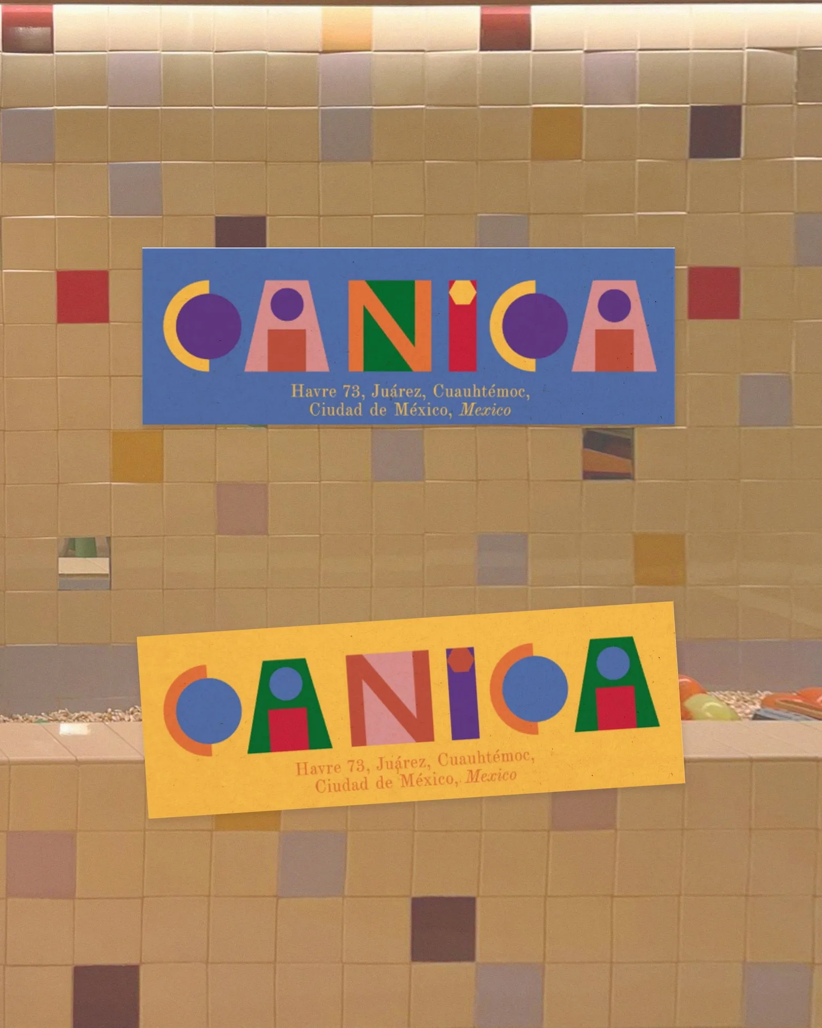 Dos etiquetas con el logotipo de Canica, una azul y otra amarilla, sobre una pared de azulejos de colores