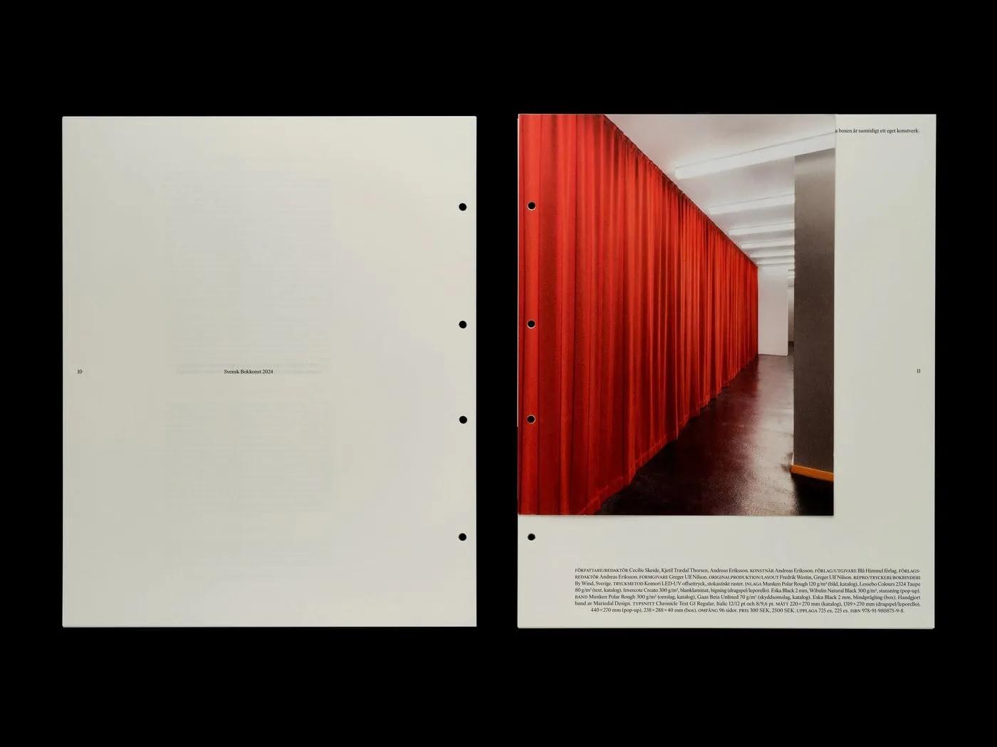 Dos hojas del catálogo con agujeros de encuadernación: a la derecha, una fotografía de una cortina roja en un pasillo blanco y la ficha técnica del libro