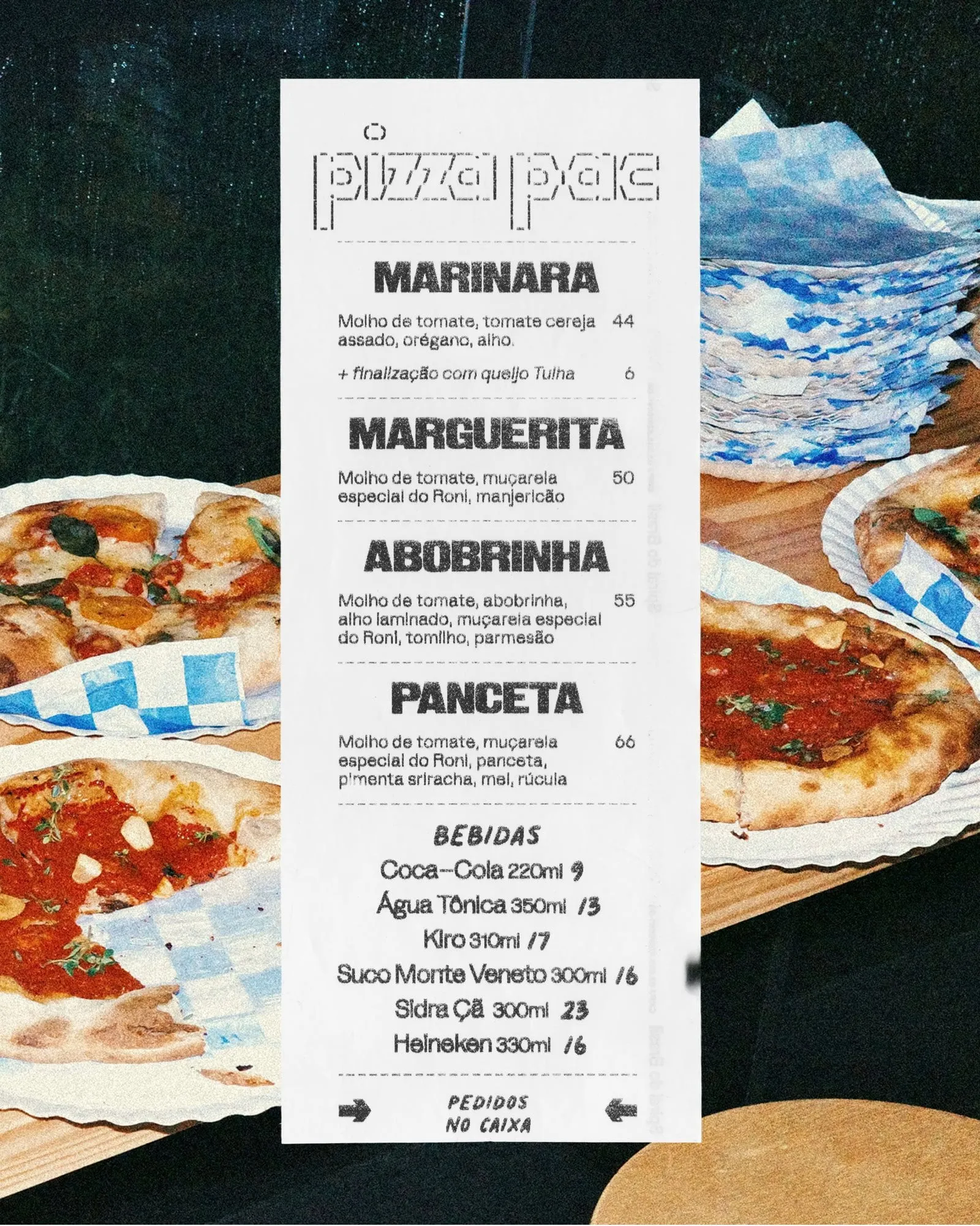 Carta impresa en un papel largo y estrecho con el título «pizza pac», sobre fotos de pizzas