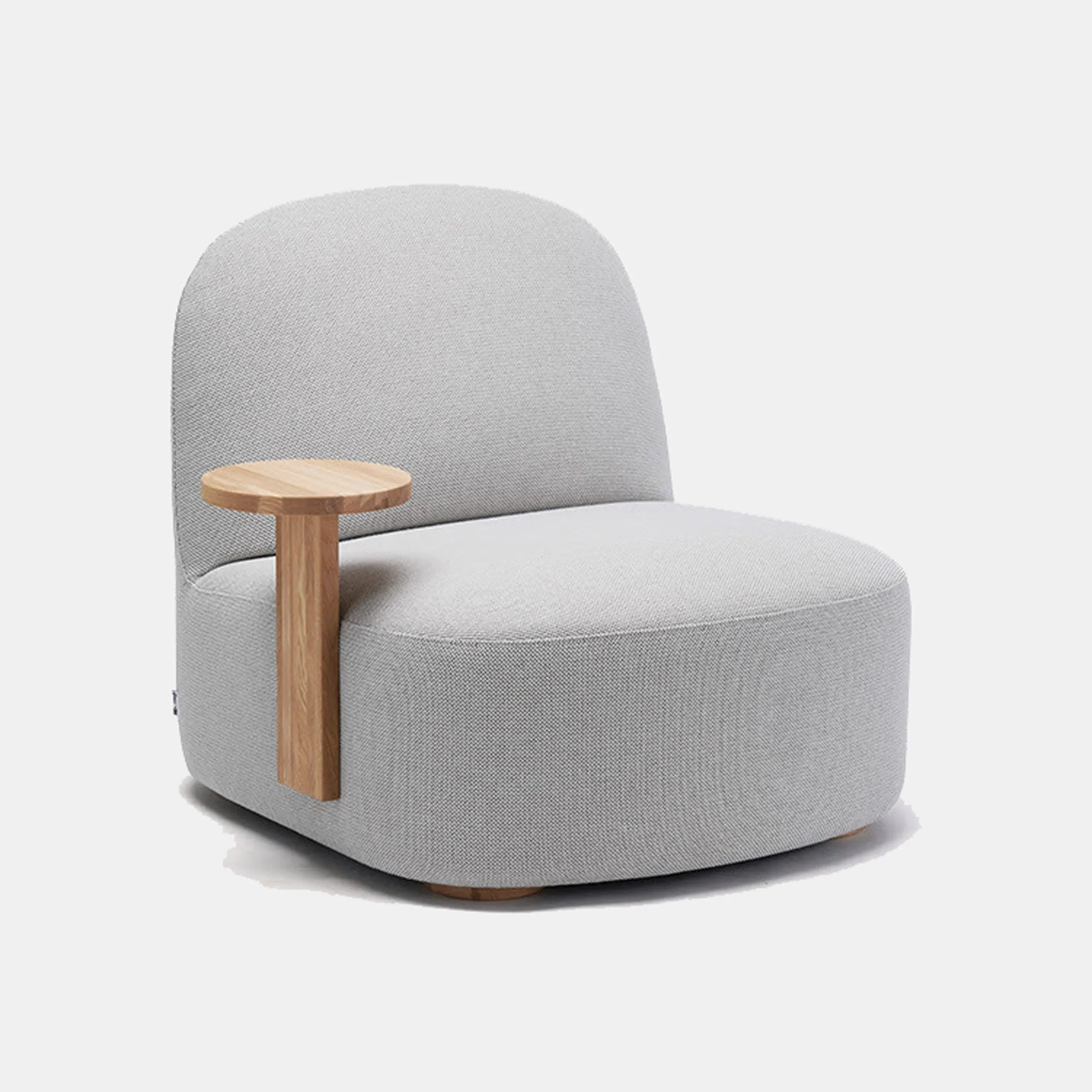 Sillón Polar Lounge gris claro con un brazo de madera clara en forma de mesita redonda