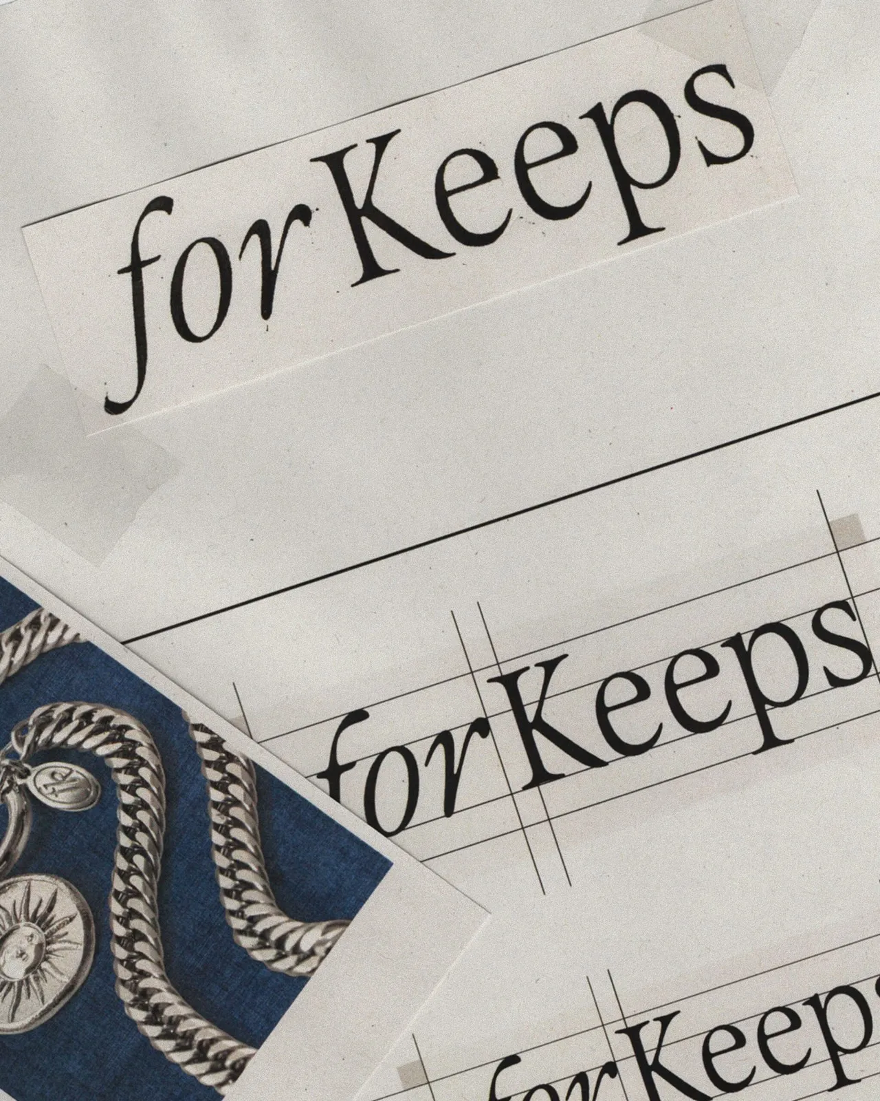 Recortes de papel con el logotipo For Keeps en tipografía serif negra, junto a una cadena de plata sobre fondo azul