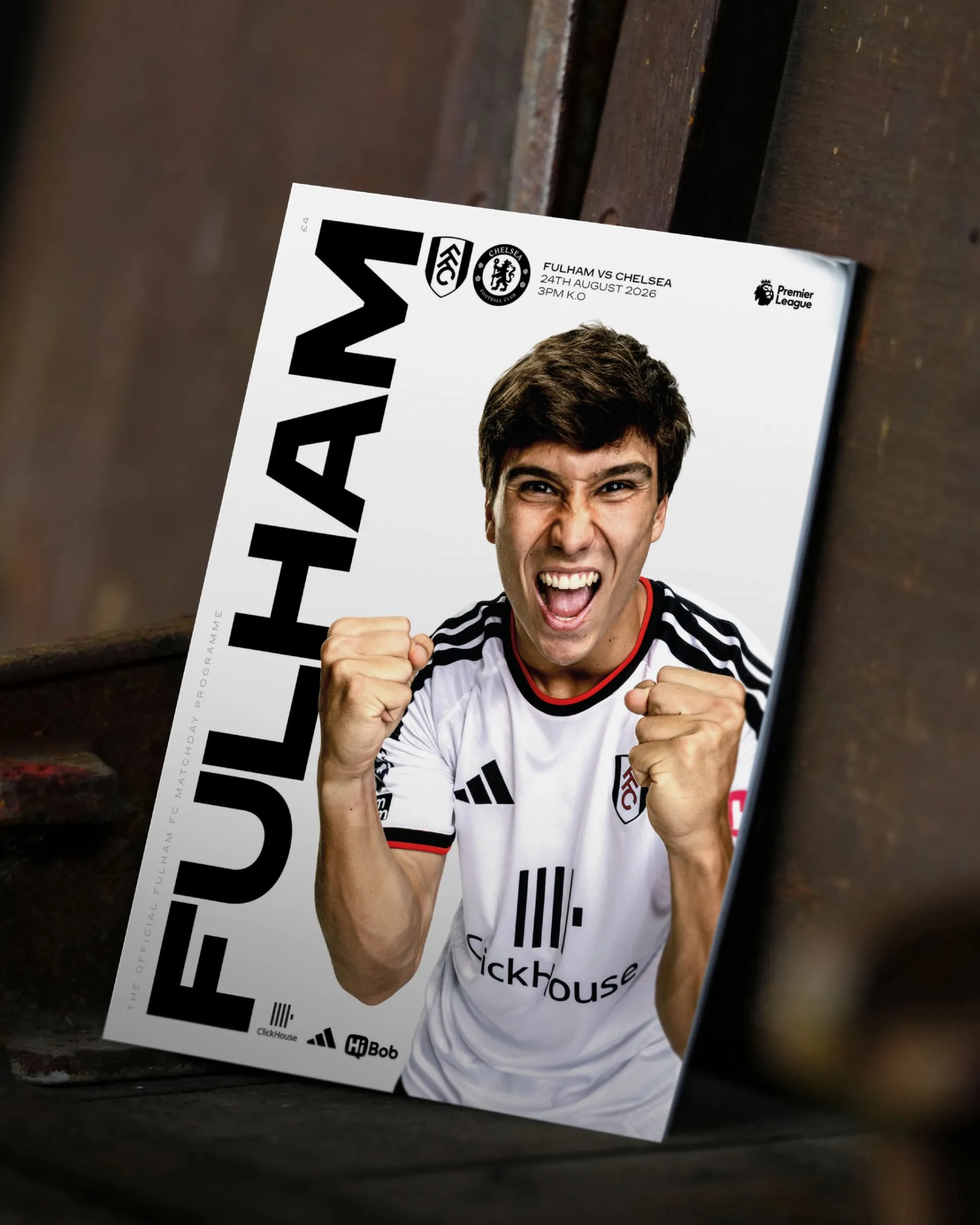 Portada de un programa de partido del Fulham contra el Chelsea, con FULHAM en vertical y un jugador celebrando con los puños cerrados