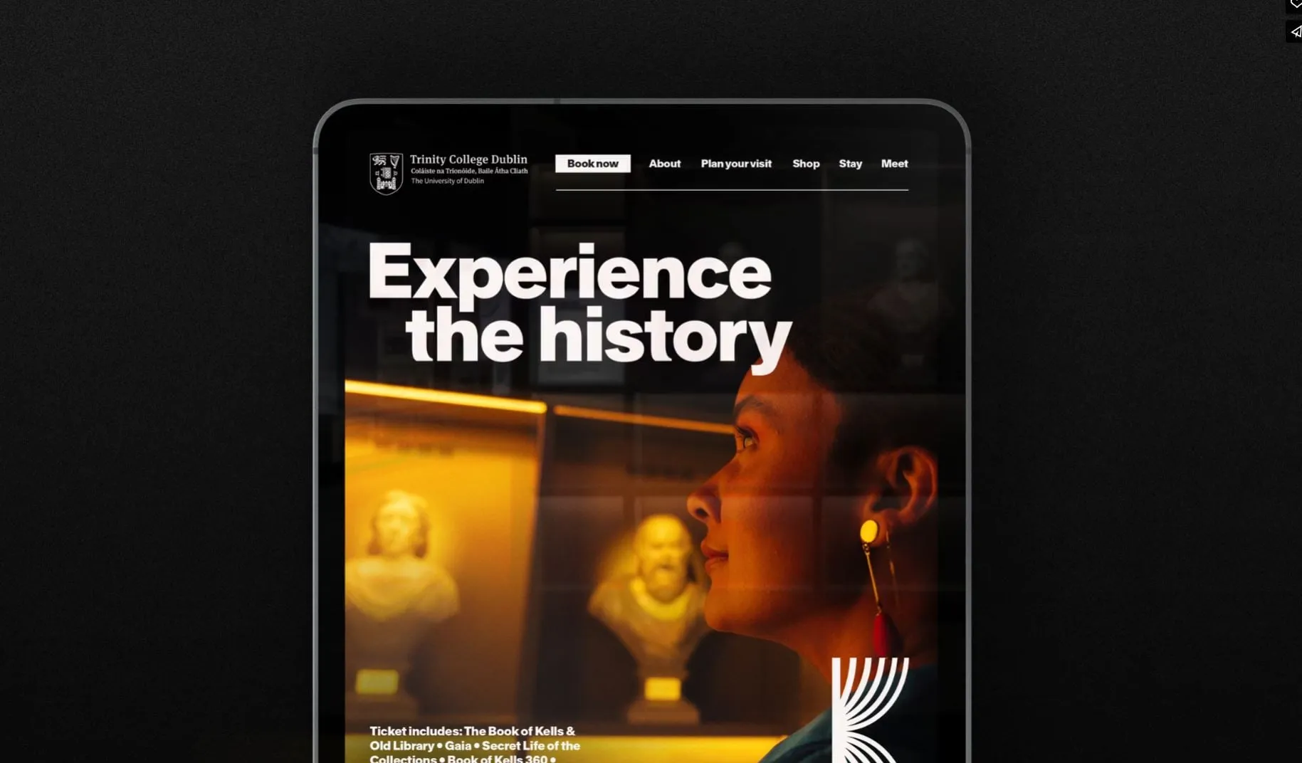 Tableta con la web de la visita: el lema «Experience the history» en blanco sobre una foto de una mujer mirando bustos iluminados en tonos dorados