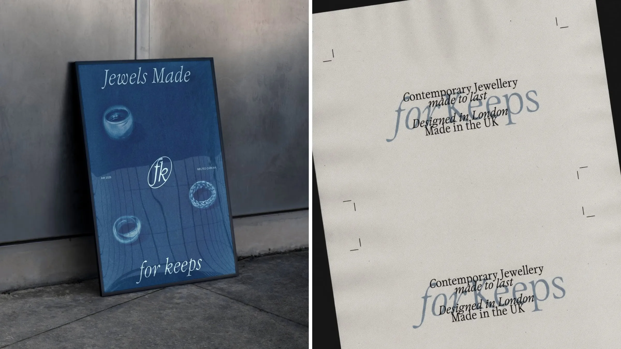 Cartel azul con tres anillos y el texto «Jewels Made for keeps» apoyado en una pared de metal, junto a un papel crudo con el logotipo desplazado en azul