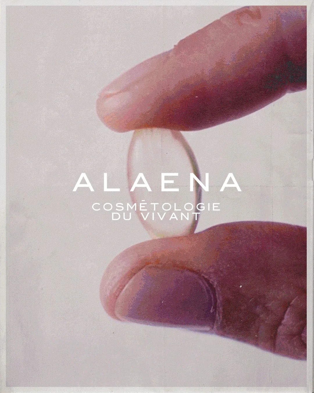 Cartel en blanco y negro con una bata de médico, una flor de lirio de los valles y el lema «Primum non nocere» de Alaena