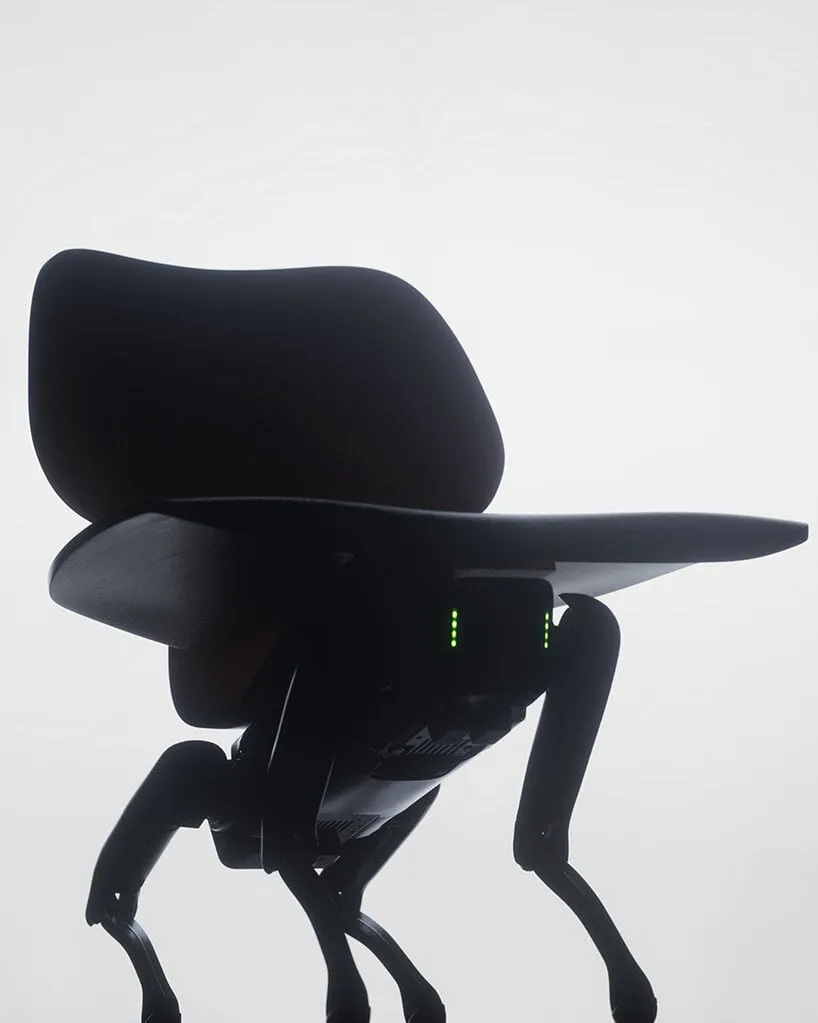 Render oscuro a contraluz de una silla de contrachapado que camina sobre patas de robot, vista desde atrás