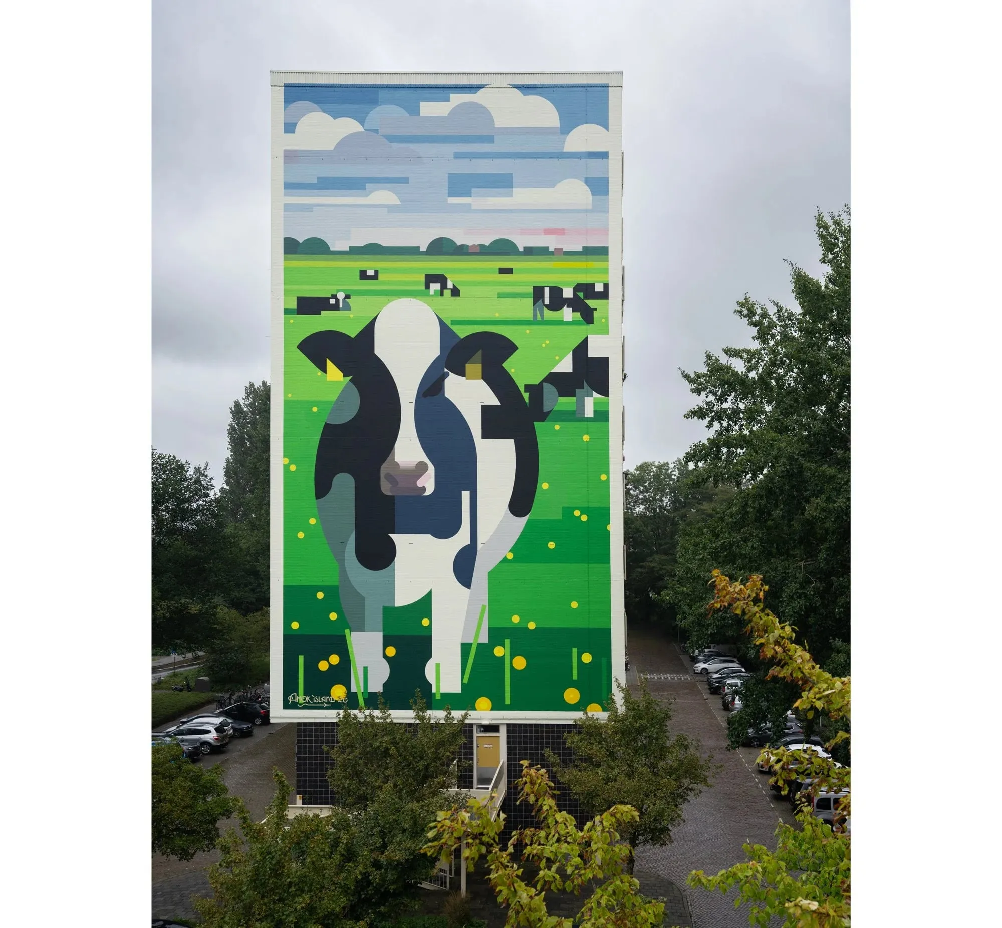 Vaca blanca y negra en un prado verde, pintada en un muro estrecho y alto de Ámsterdam