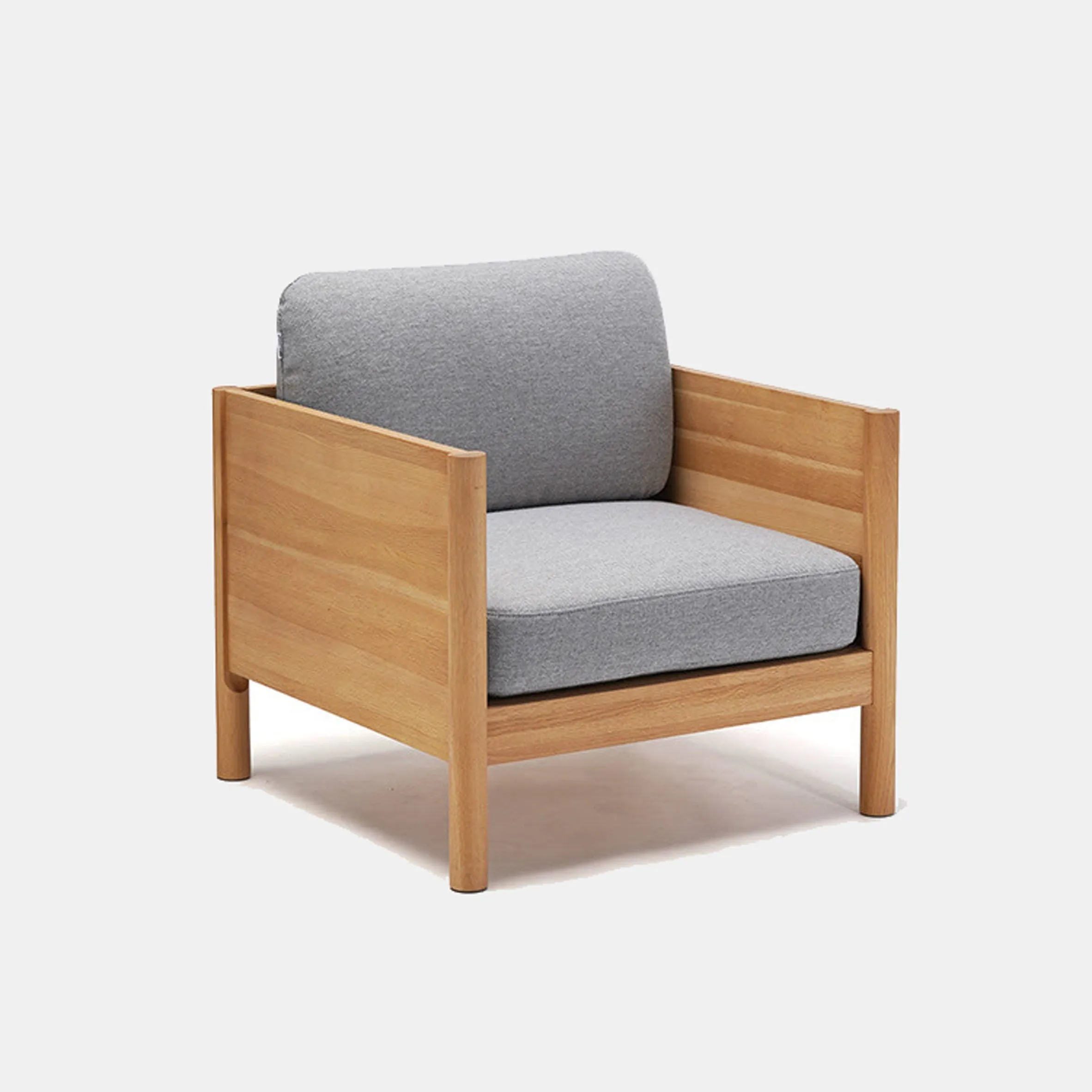 Sillón de estructura de madera clara con cojines grises de asiento y respaldo