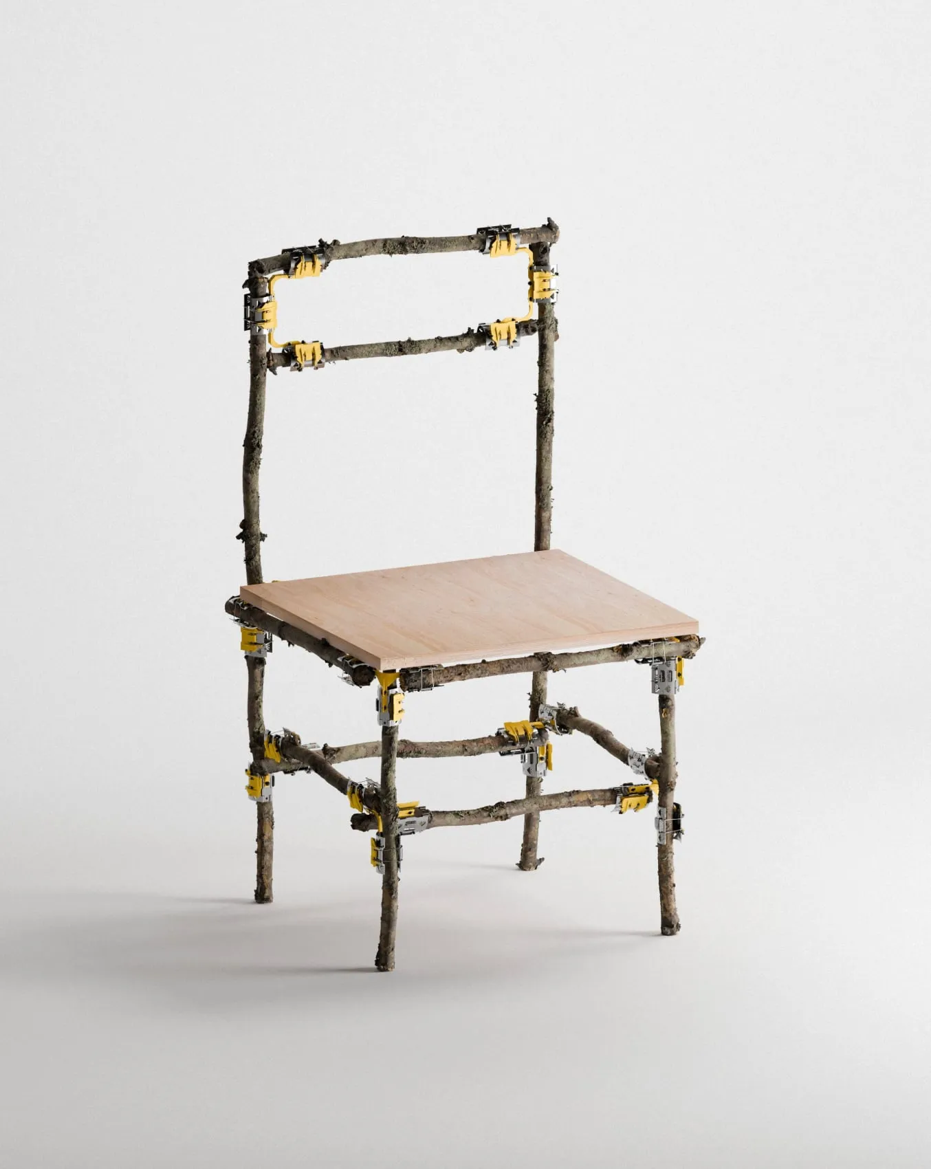 Silla hecha con ramas sin pulir unidas por piezas metálicas y amarillas, con un asiento de madera clara