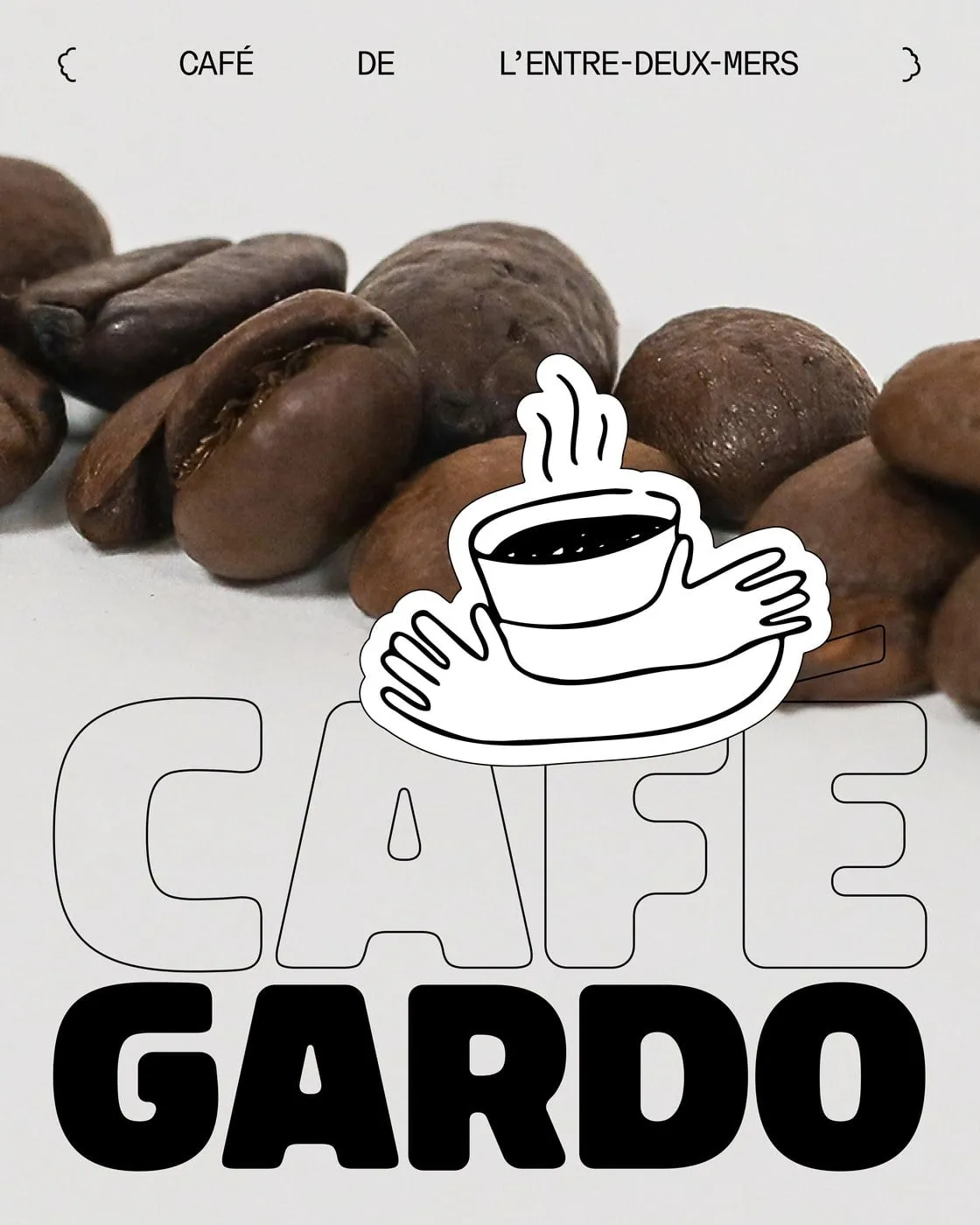 Granos de café tostado sobre fondo claro con el dibujo de las manos y la taza encima del logotipo