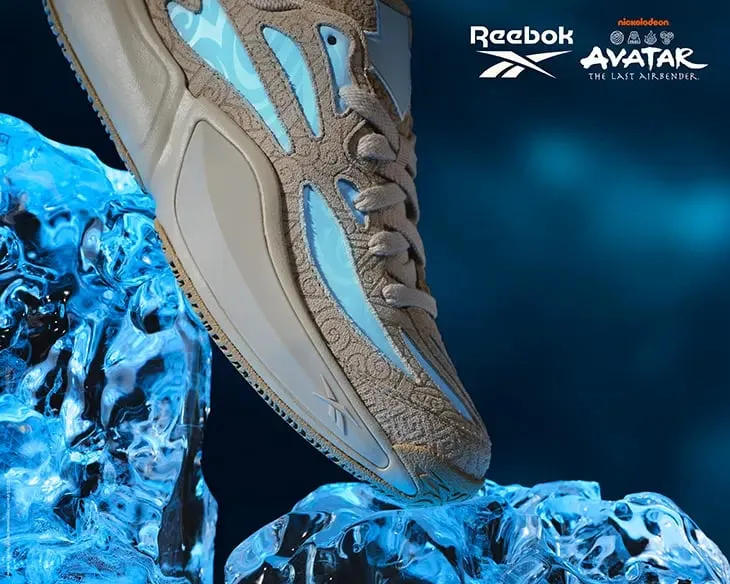 Zapatilla Engine A 26 azul pálido con diseño translúcido, apoyada sobre bloques de hielo azul
