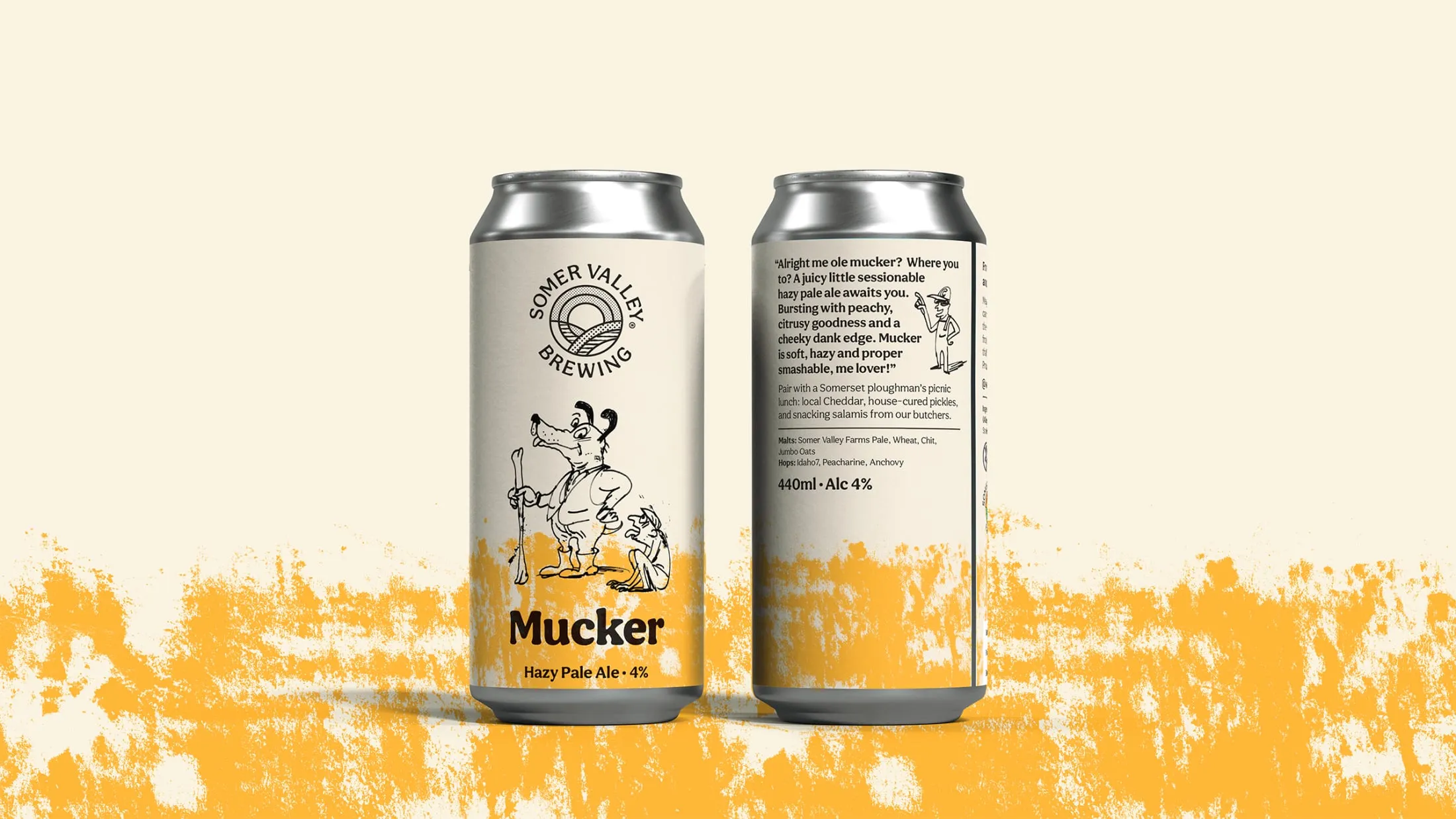 Dos latas de Mucker, una cerveza Hazy Pale Ale, delante de una franja amarilla de textura rugosa sobre fondo crema