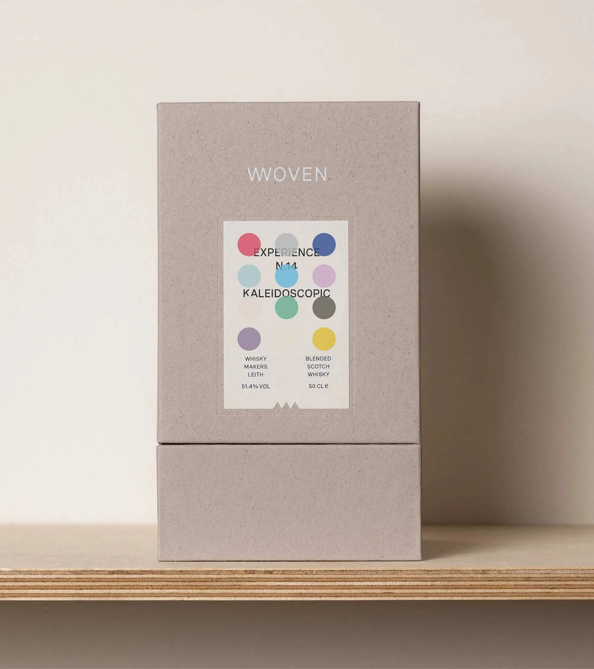 Caja de cartón gris de Woven con la etiqueta de colores de la edición N.14 Kaleidoscopic