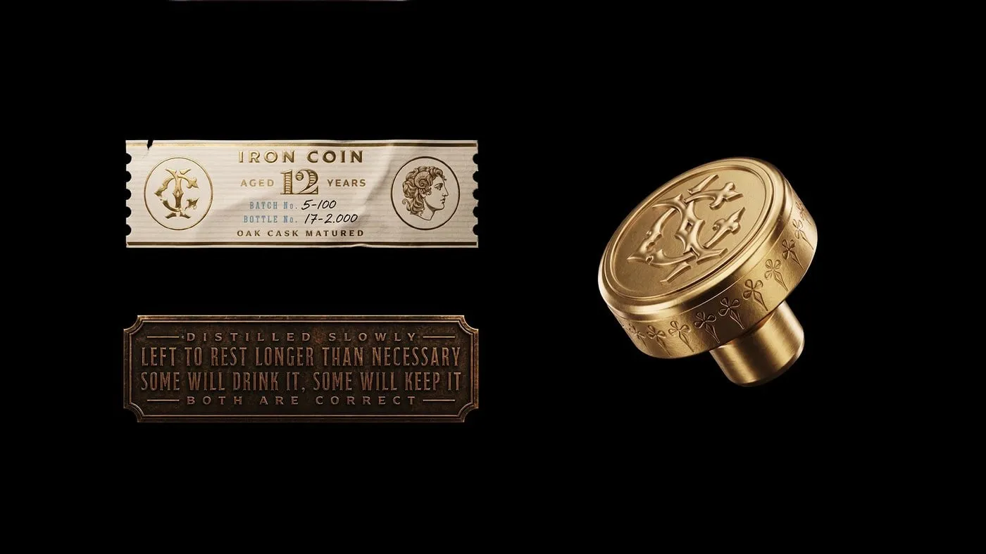 Dos botellas de whisky Iron Coin sobre fondo negro vistas de frente y de tres cuartos, con lemas en relieve en el cristal