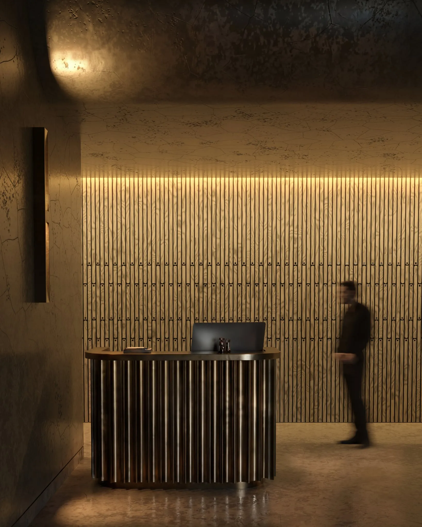 Vestíbulo en penumbra con un mostrador de tubos metálicos delante de una pared de listones de madera iluminada desde arriba