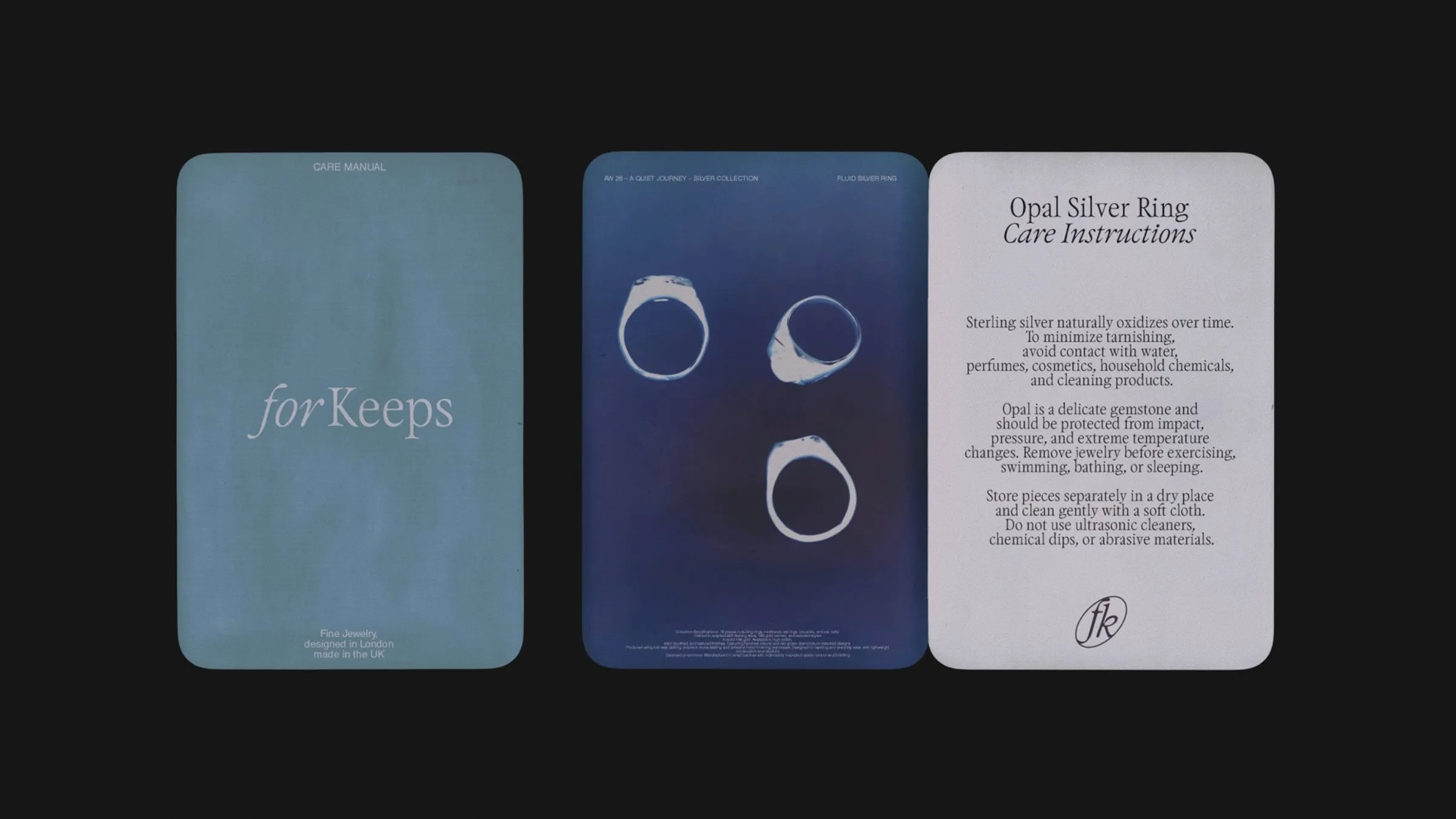 Tres tarjetas de bordes redondeados: una azul claro con el logotipo, otra azul oscuro con tres anillos de plata y otra blanca con las instrucciones de cuidado de un anillo de ópalo