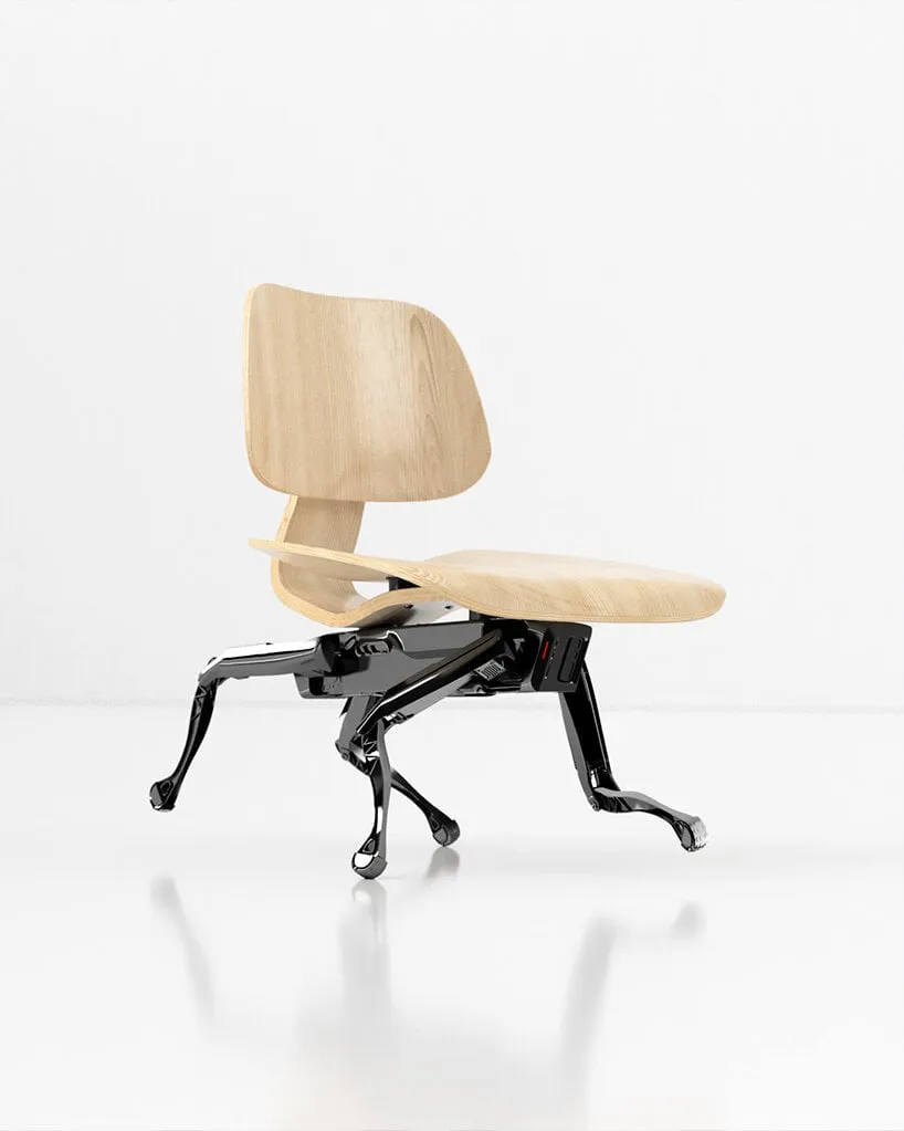 Render de una silla de contrachapado de madera clara, de estilo Eames, que camina sobre cuatro patas robóticas negras brillantes, sobre fondo blanco