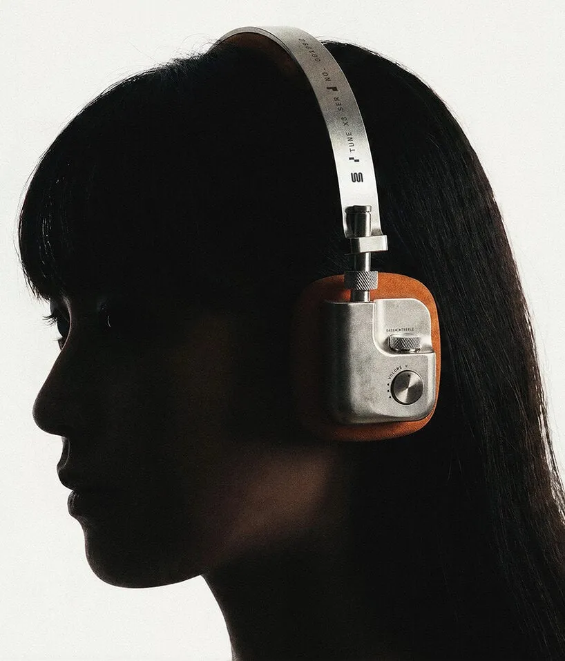 Perfil de una mujer de pelo negro con los Tune X3 puestos, la rueda de graves y agudos y el botón de volumen visibles en el auricular