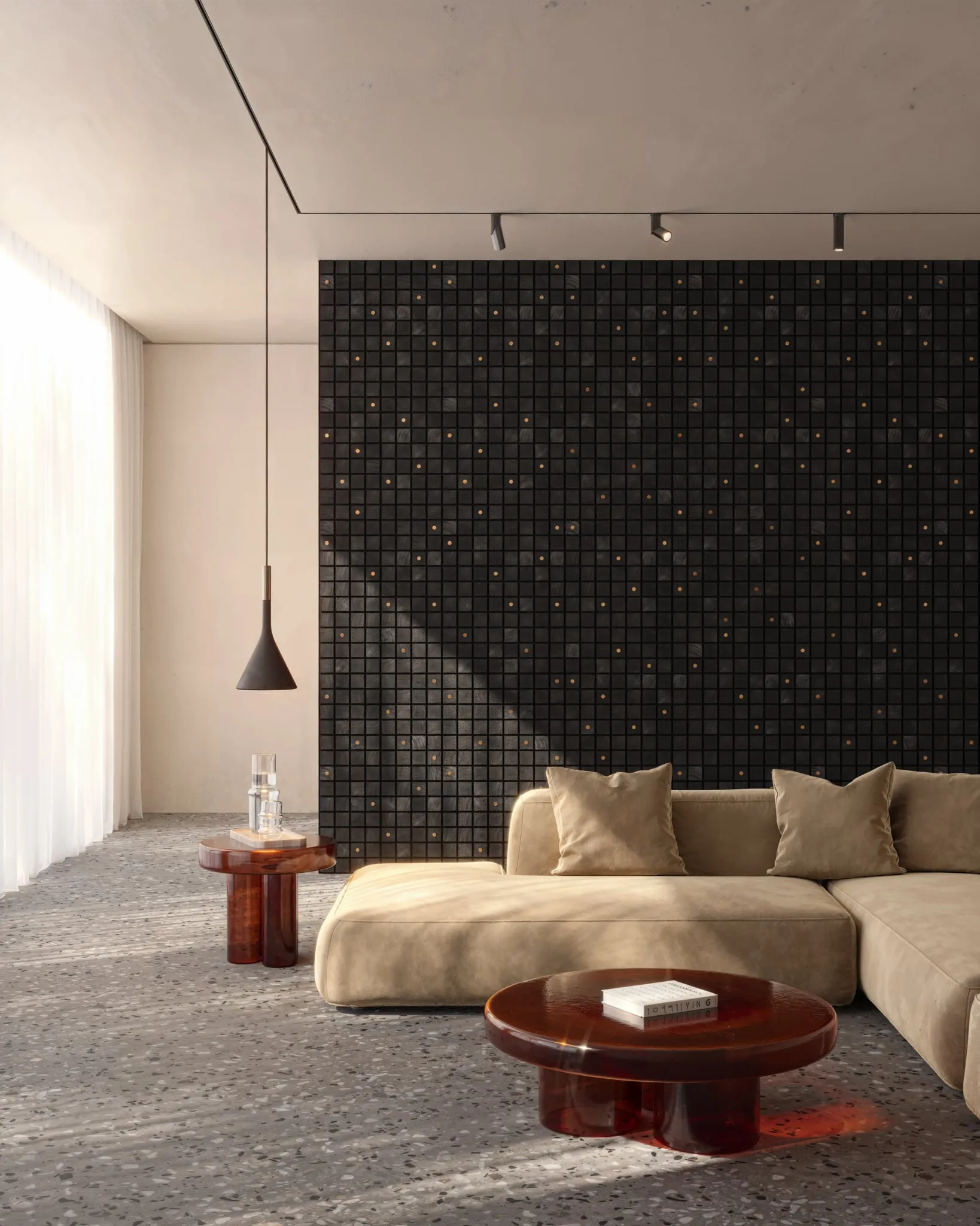 Salón con sofá beige, mesas de cristal ámbar y una pared de cuadrados negros con puntos de cobre