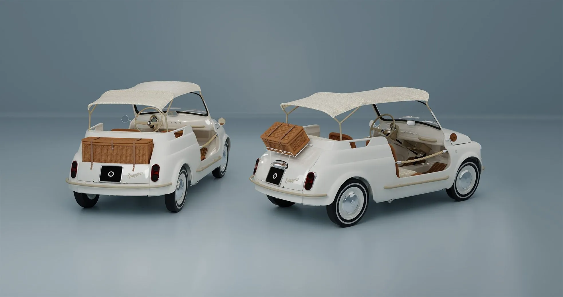 Dos Fiat 500 Spiaggina blancos con capota beige sobre un fondo gris azulado, vistos por detrás y de lado, cada uno con un baúl de mimbre en la parte trasera