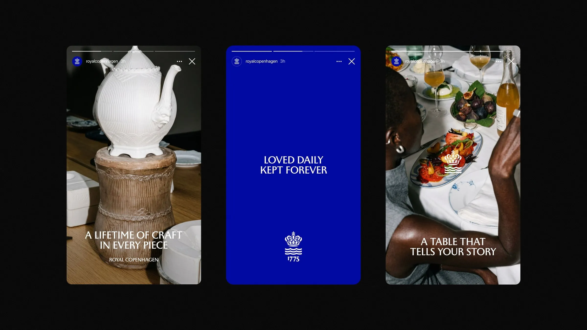 Tres historias de Instagram de Royal Copenhagen: una tetera blanca, un fondo azul con la corona y el año 1775, y una mesa con ensalada y copas