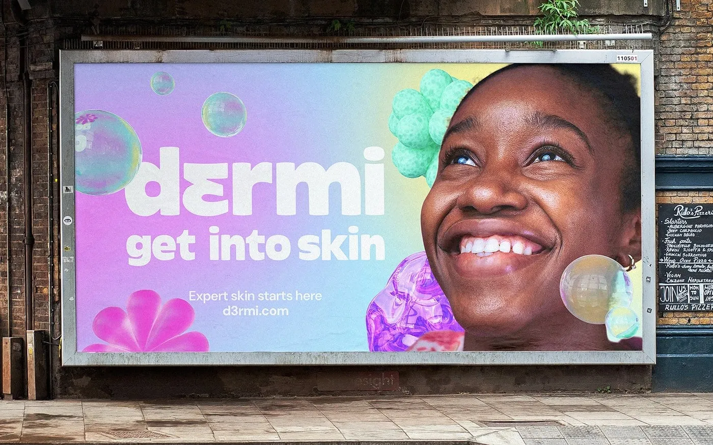 Cartel de Dermi en una pared de ladrillo, con una chica sonriente, el logotipo y el lema «get into skin»