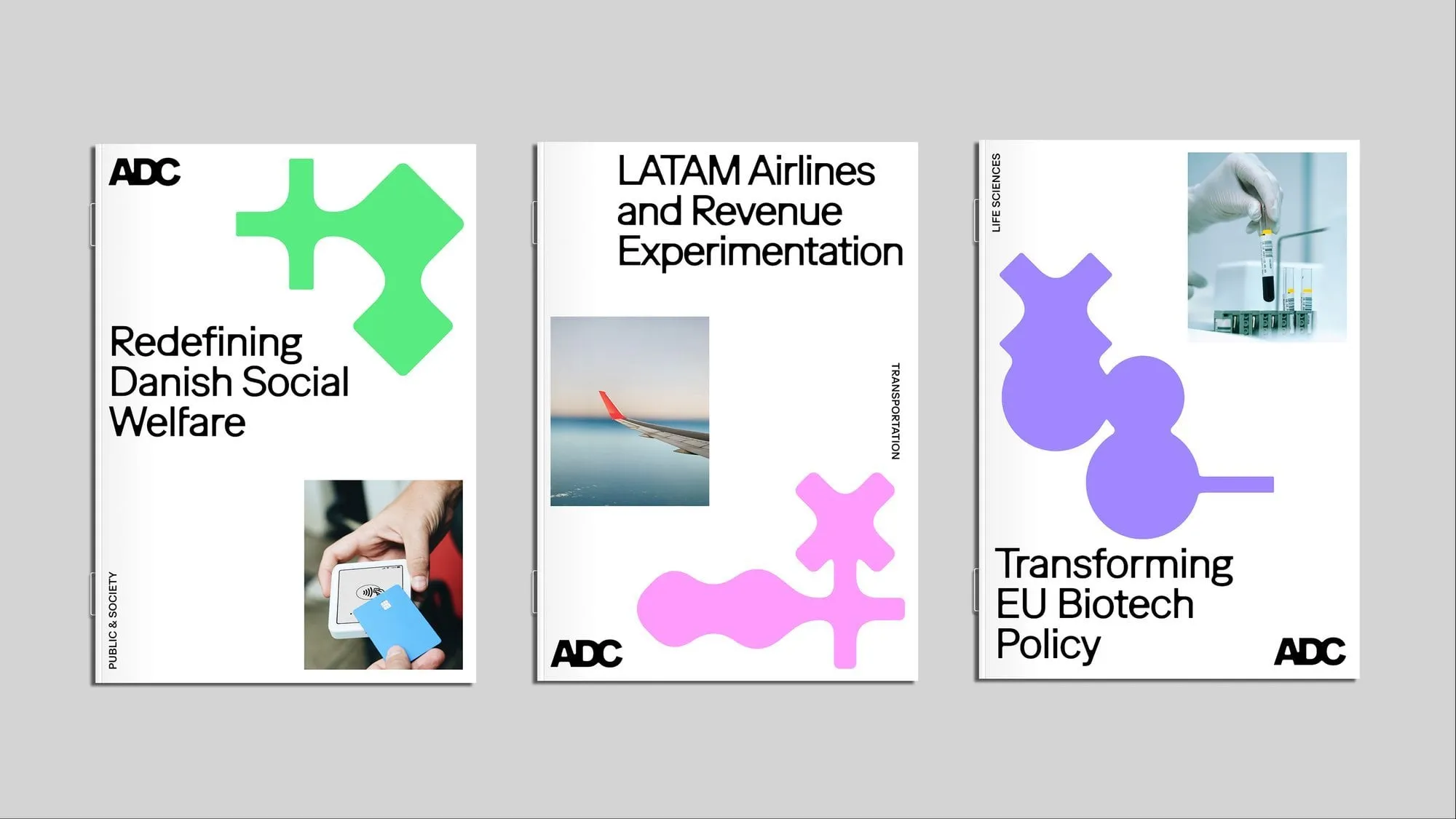 Tres portadas de informes ADC con manchas verde, rosa y violeta, fotos de un pago con tarjeta, un ala de avión y un tubo de ensayo