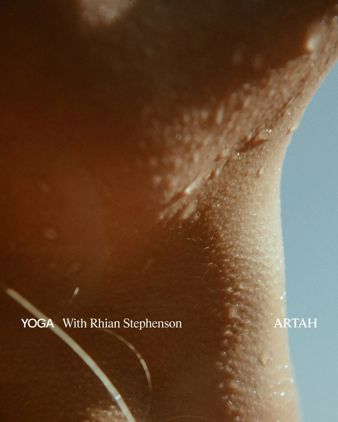 Fotografía de cerca de un hombro con gotas de agua, con el texto «Yoga with Rhian Stephenson» y el nombre Artah