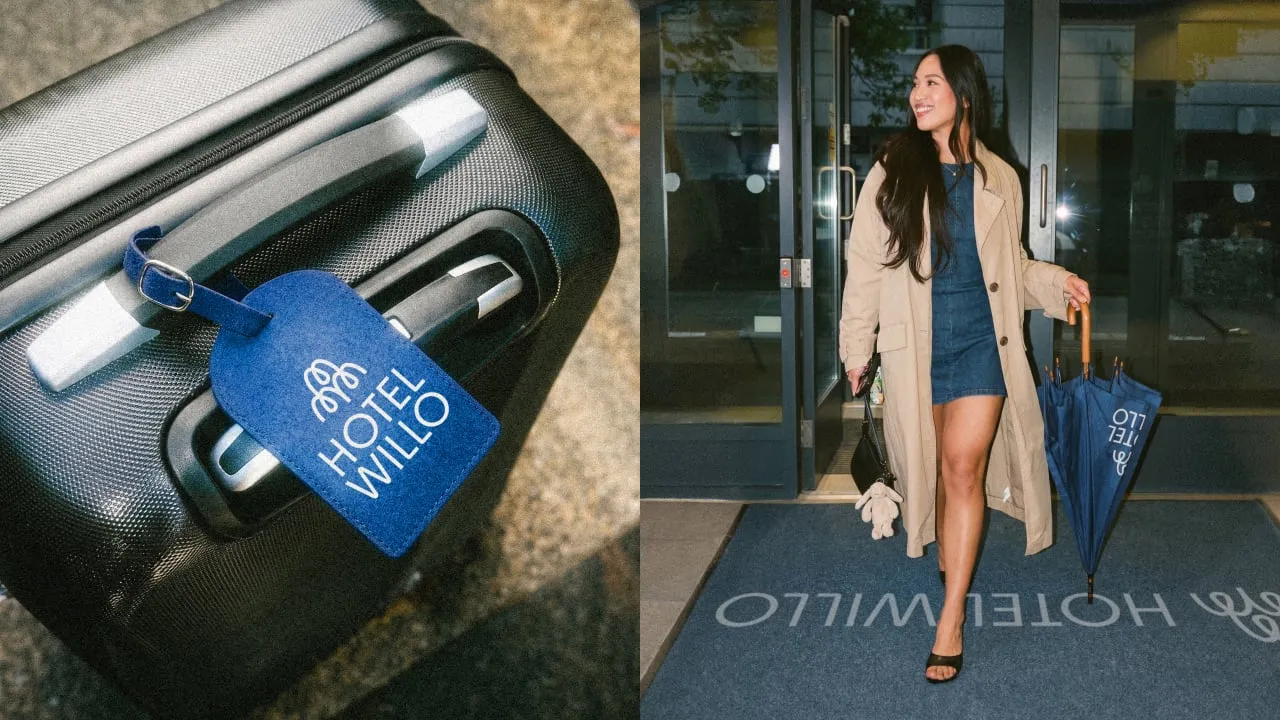 Etiqueta de maleta azul de Hotel Willo junto a una huésped que sale del hotel con un paraguas estampado con el logotipo