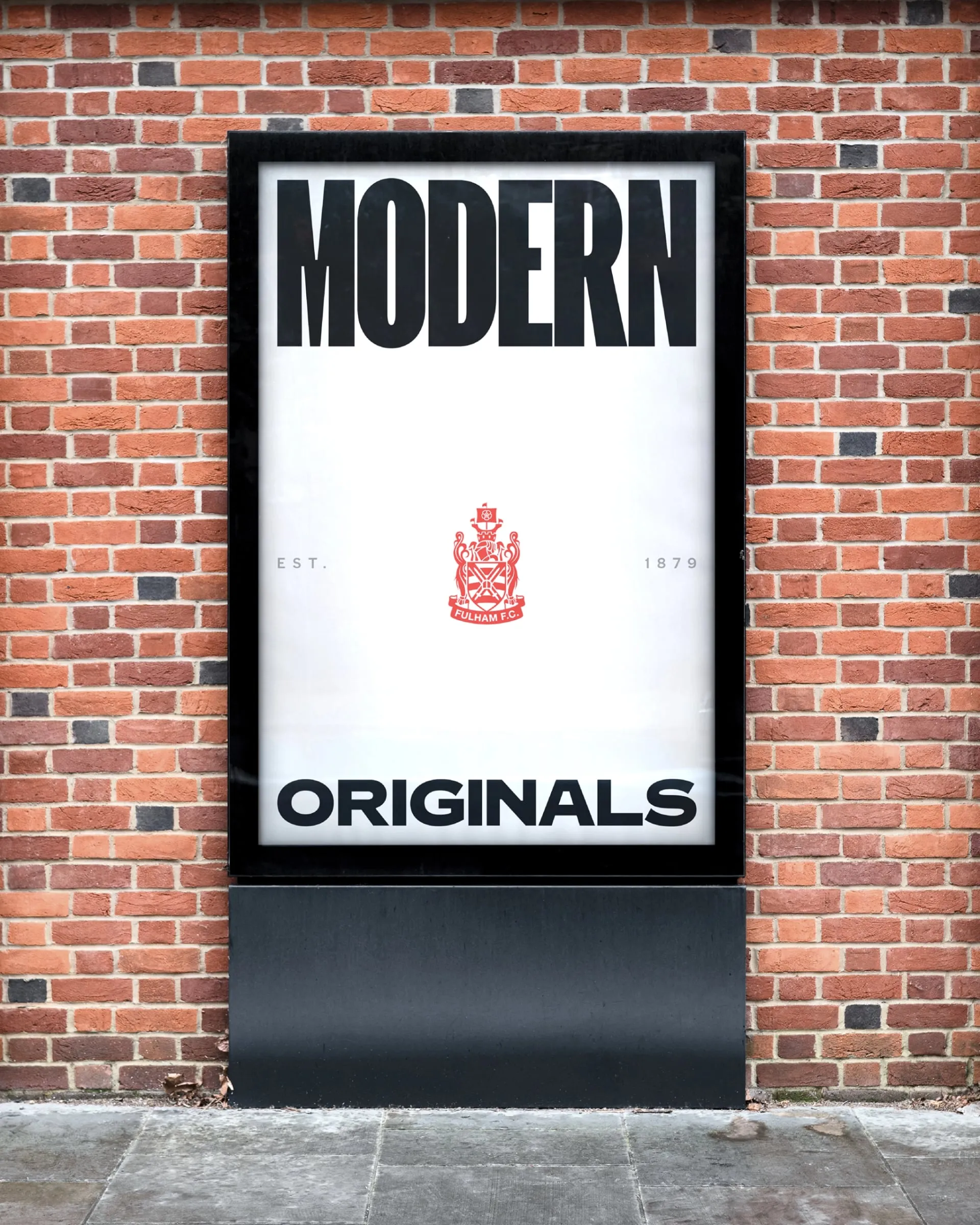 Cartel en una marquesina de calle sobre una pared de ladrillo, con «MODERN» arriba, «ORIGINALS» abajo y el escudo antiguo del Fulham en rojo