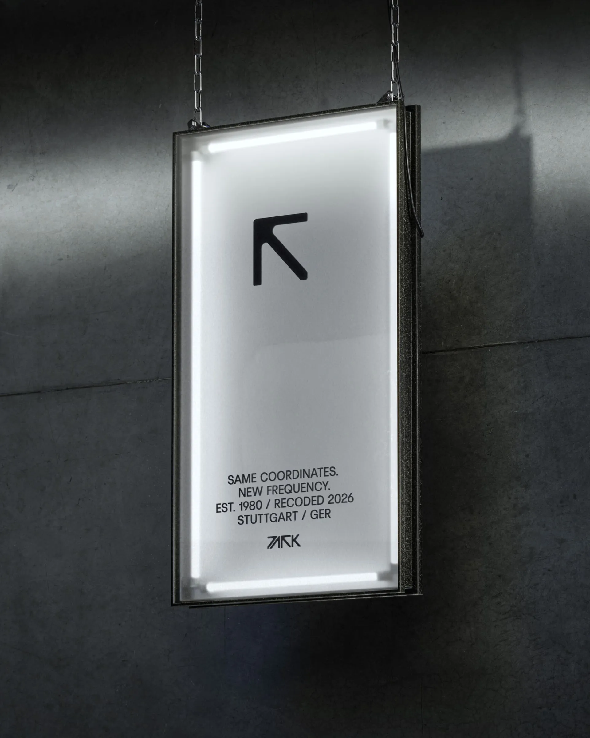Cartel luminoso rectangular de PARK colgado del techo con cadenas, con el símbolo de flecha del logotipo y el lema del club