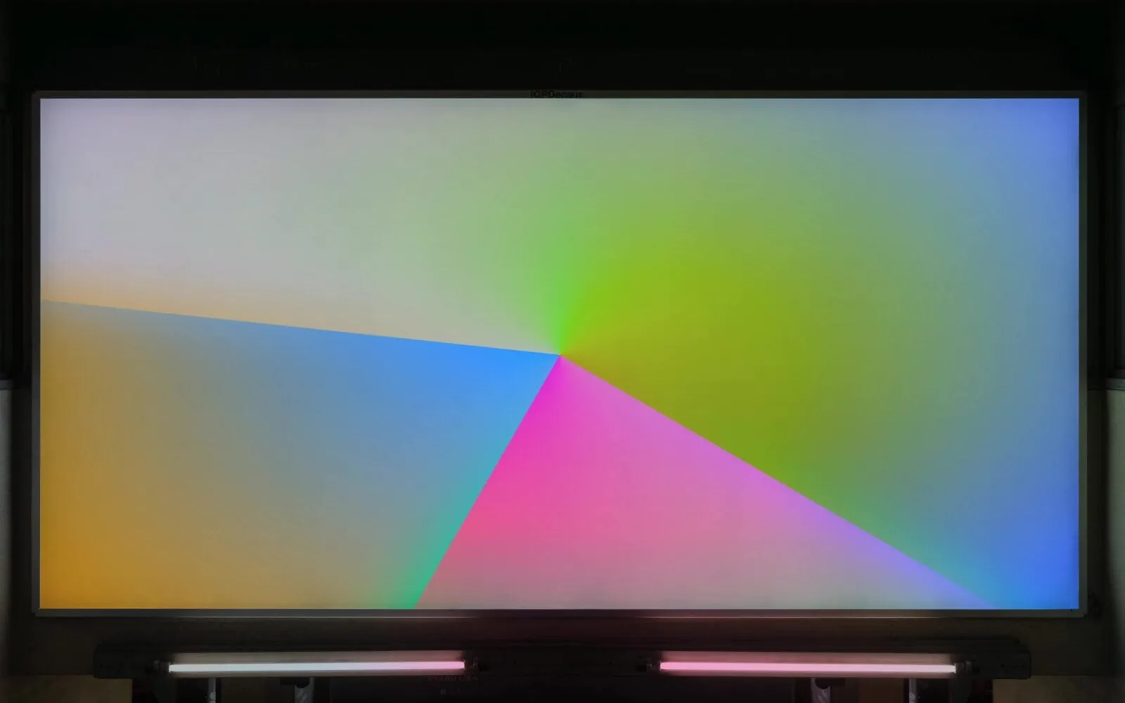 Pantalla con sectores de color en degradado: naranja, azul, rosa, verde lima y gris claro