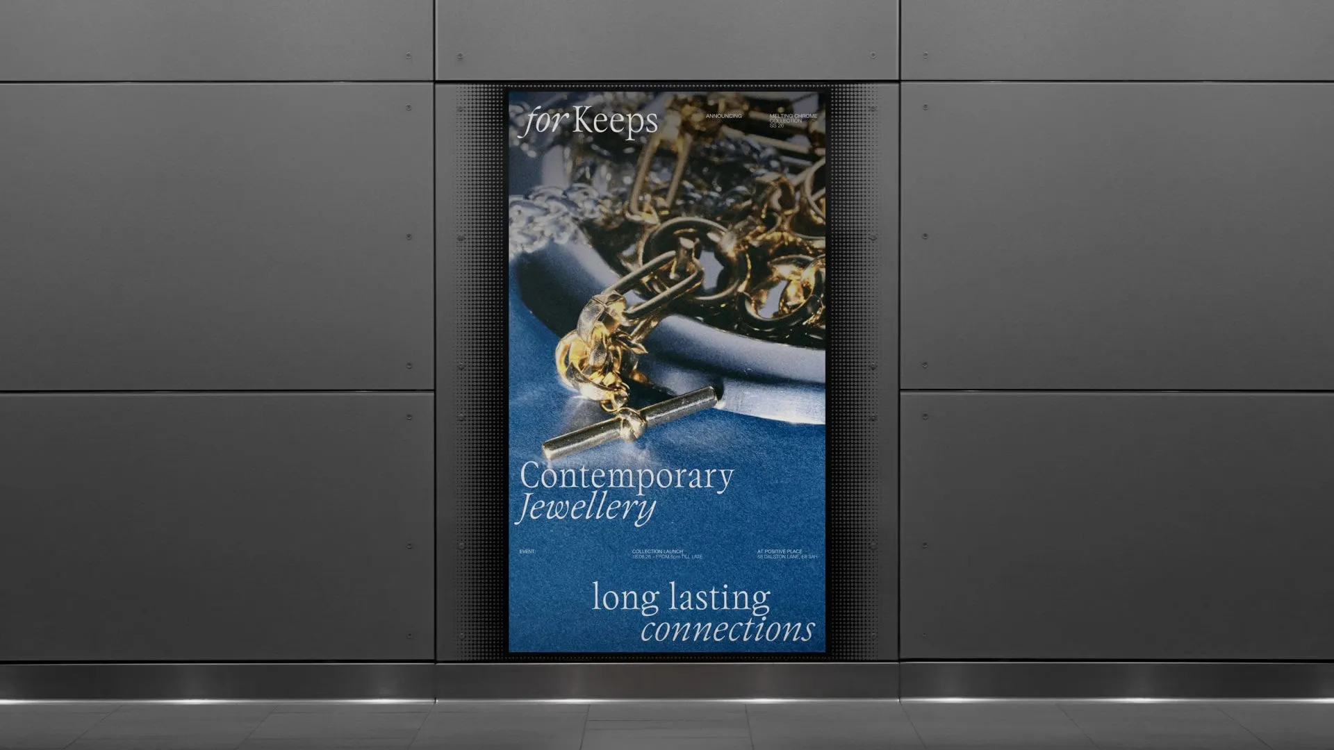 Cartel vertical en un panel metálico con cadenas doradas sobre fondo azul y los textos «Contemporary Jewellery» y «long lasting connections»