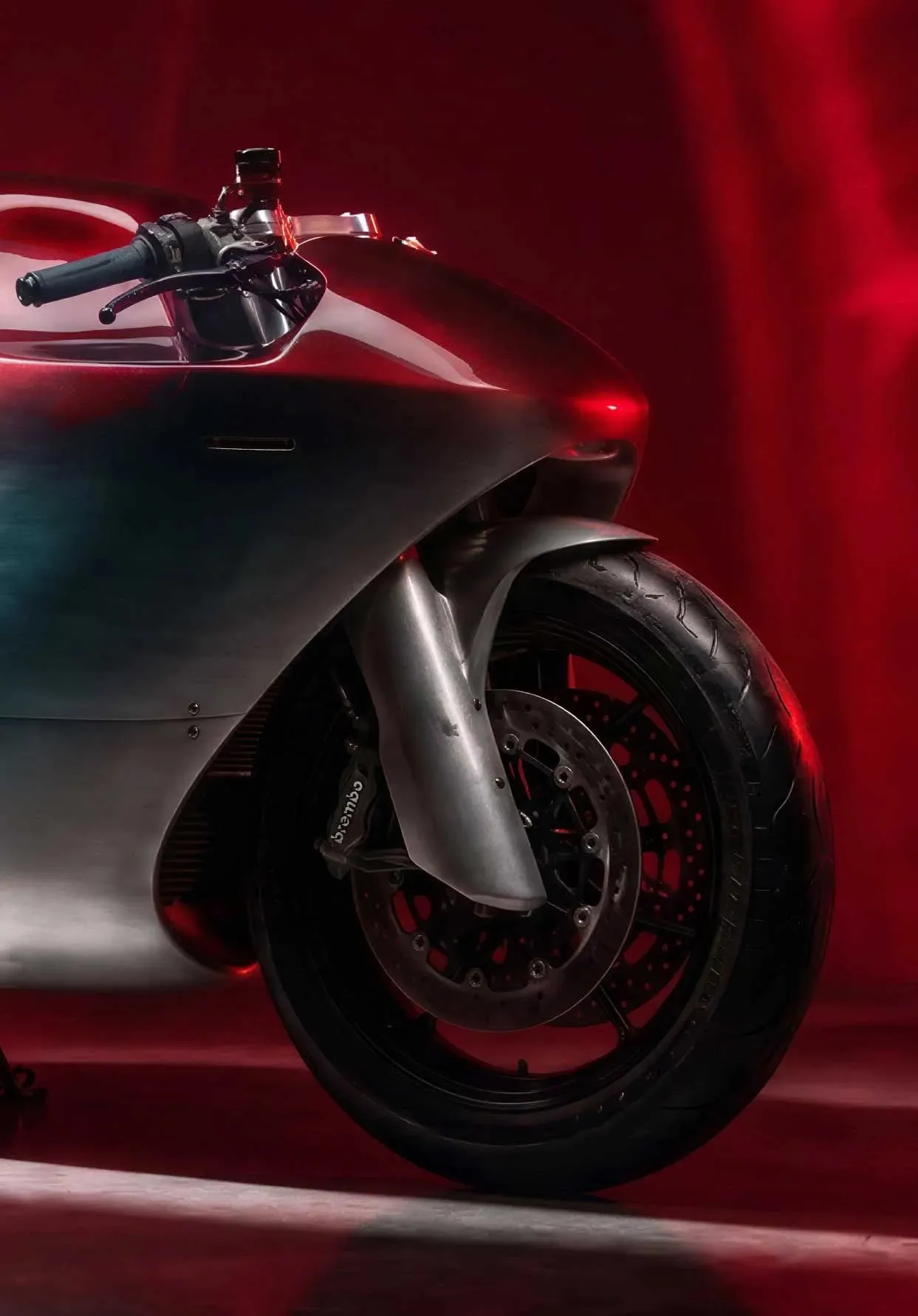 Detalle del frontal de la (RED)800 con el guardabarros de aluminio, el disco de freno con pinza Brembo y la rueda delantera