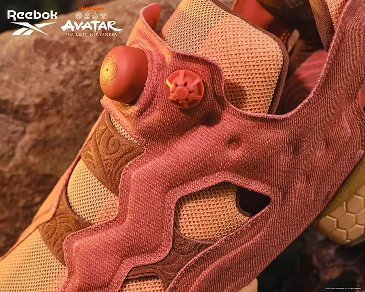Detalle de la Insta Pump Fury 94 salmón con el botón de inflado naranja y relieves en el tejido
