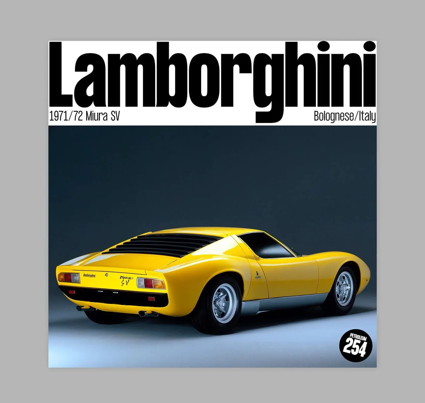 Cartel horizontal con un Lamborghini Miura amarillo y el titular Lamborghini compuesto en mayúsculas condensadas negras