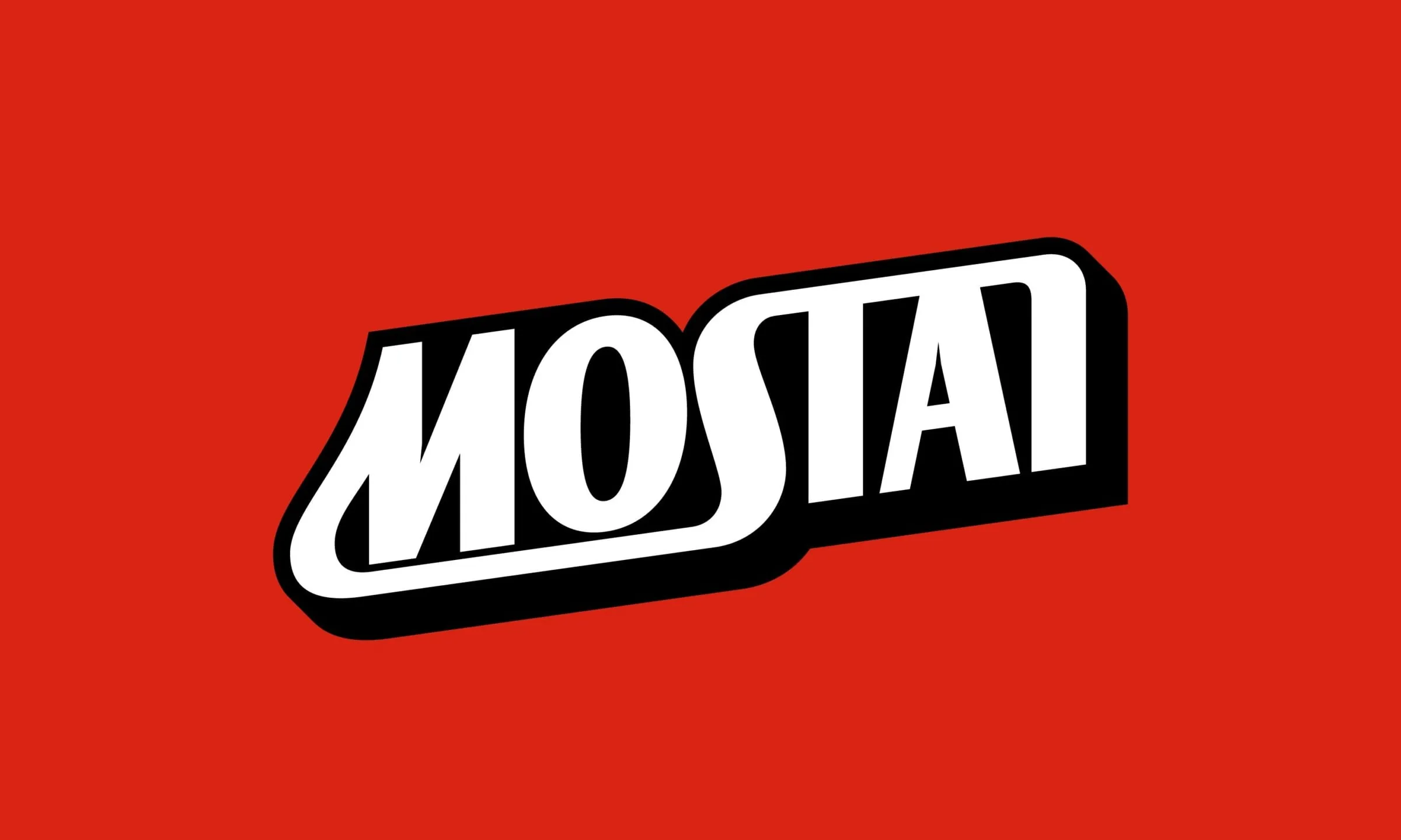 Logotipo blanco y negro de Mostai, con letras gruesas y sombra, sobre un fondo rojo liso